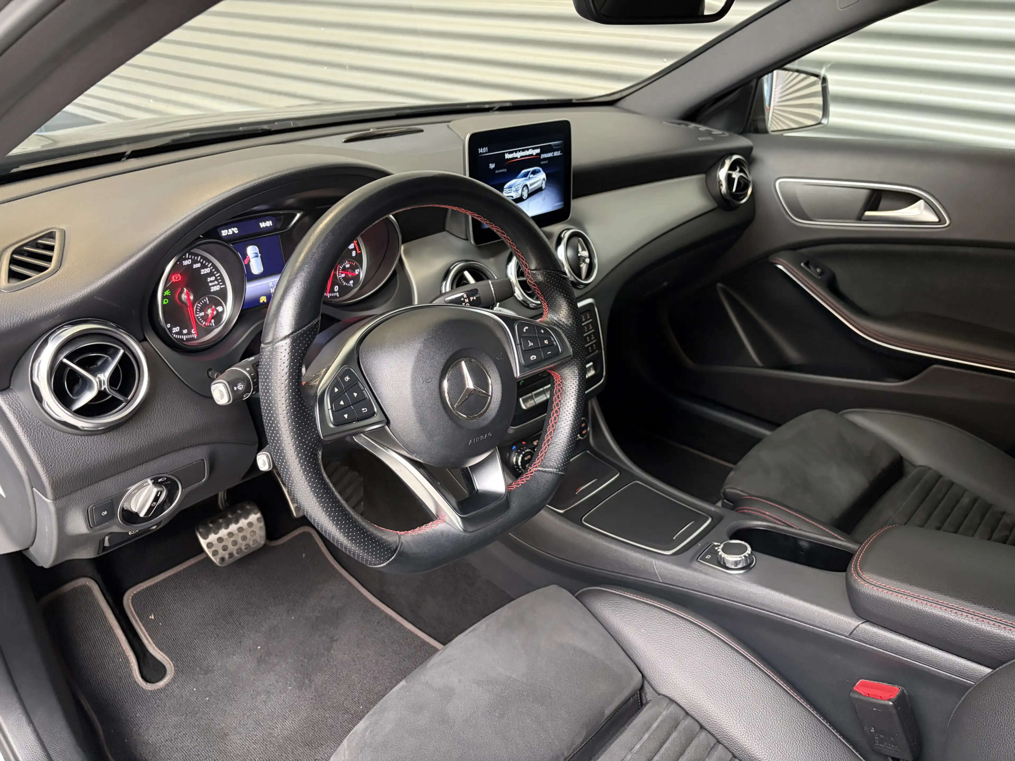 Mercedes-Benz GLA 180 BUSINESS SOLUTIONS AMG/PDC/CAM/CARPLAY/ENZ — photo 6