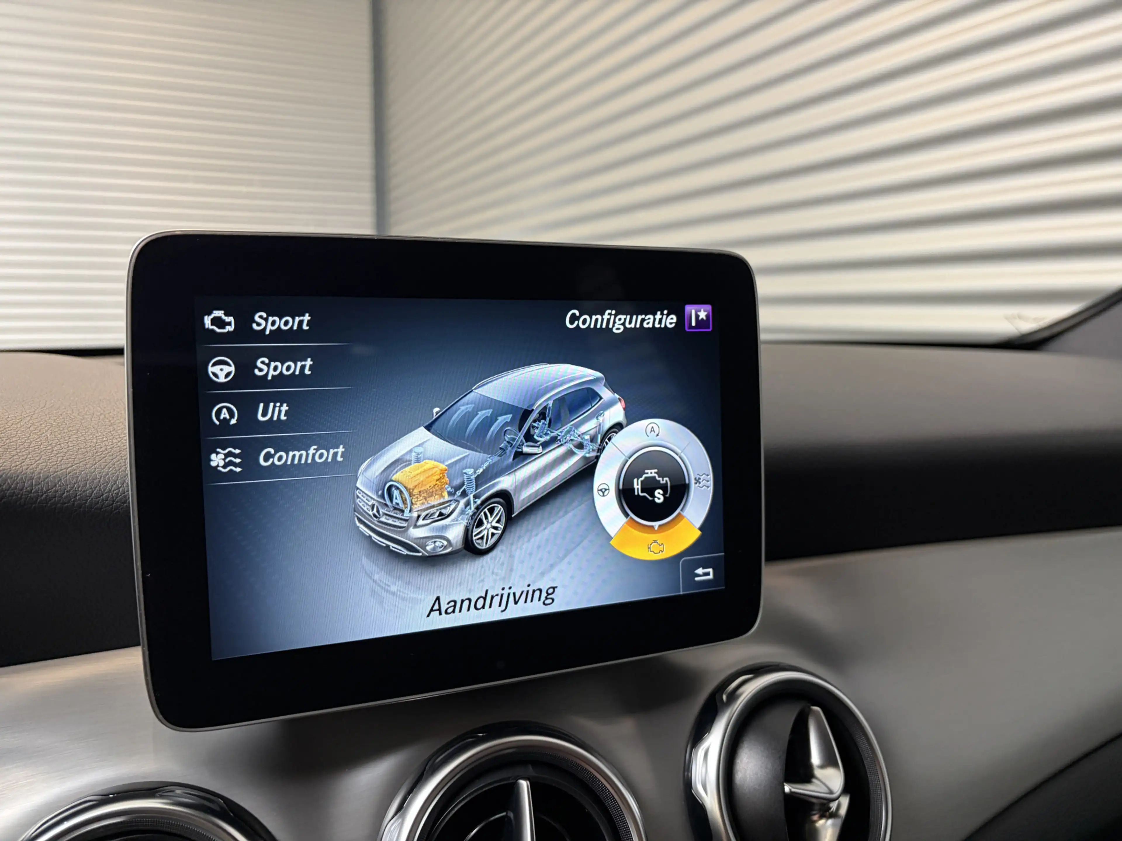Mercedes-Benz GLA 180 BUSINESS SOLUTIONS AMG/PDC/CAM/CARPLAY/ENZ — photo 15