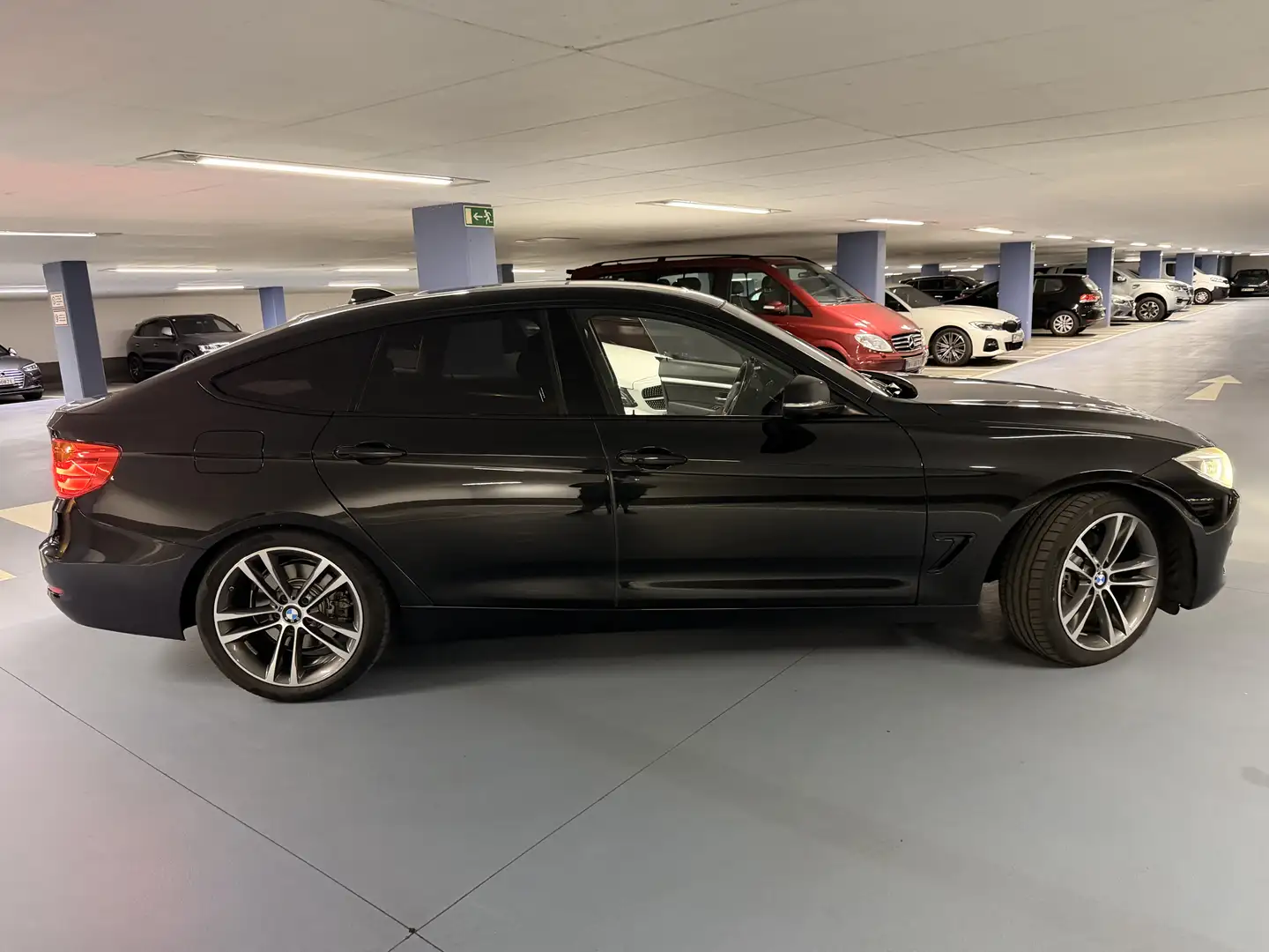 BMW 330 330d xDrive Gran Turismo Österreich-Paket Aut. Schwarz - 1