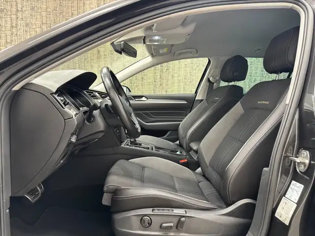 Volkswagen Passat view 9