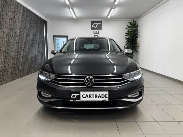 Volkswagen Passat view 3