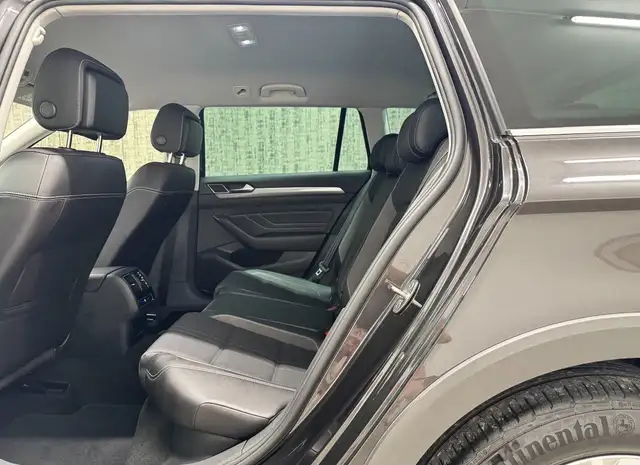 Volkswagen Passat view 11