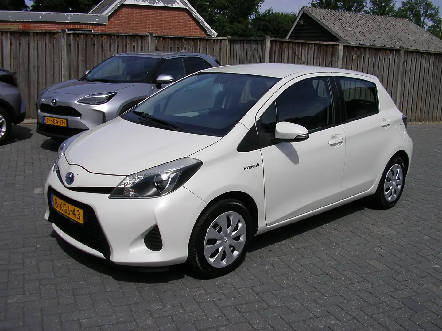 Toyota Yaris 1.5 Full Hybrid Asp. CLIMA  CAMERA  NL-AUTO Wit - 2