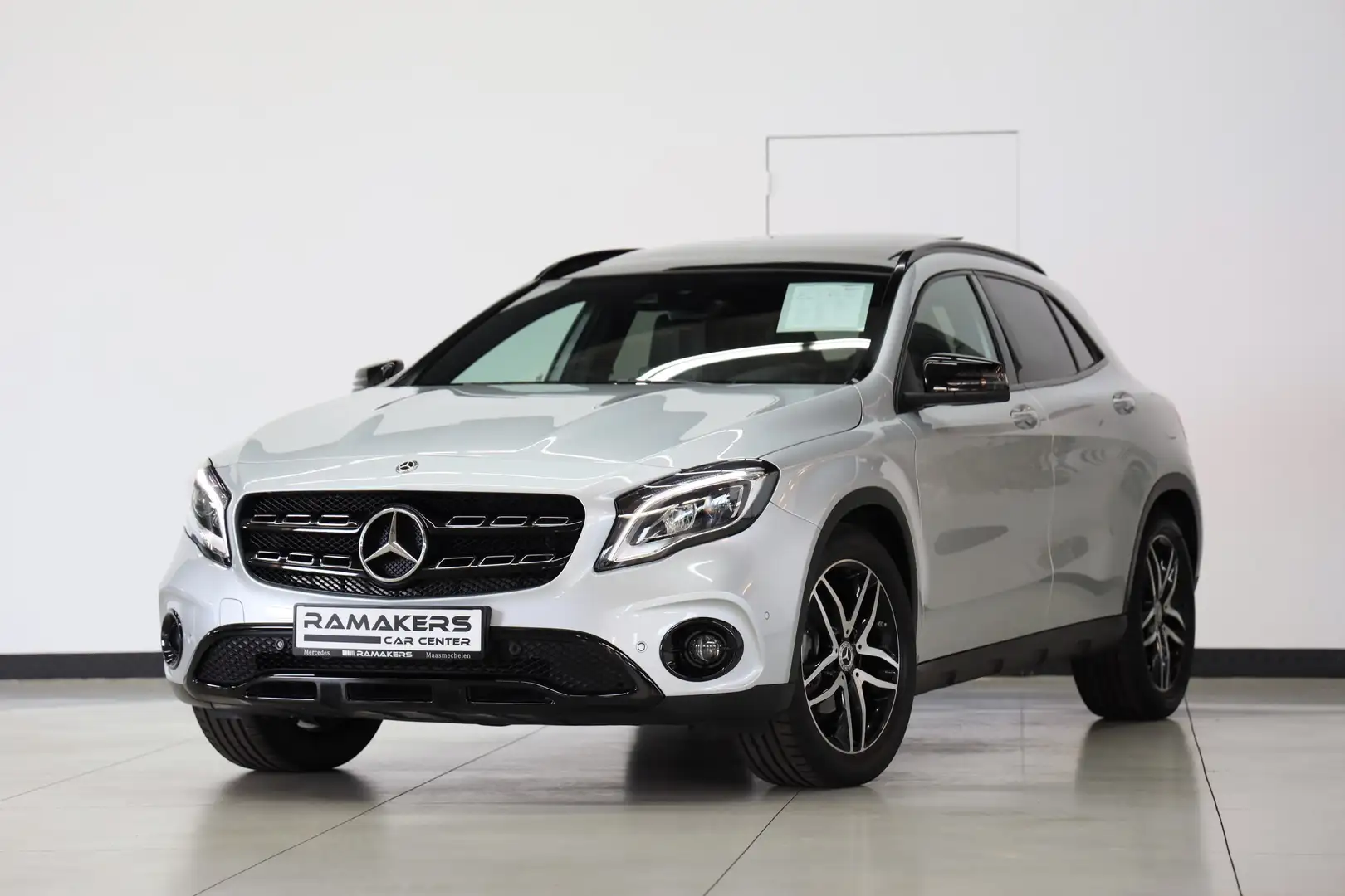 Mercedes-Benz GLA 180 Automaat | Urban Night PANORAMA Memory Camera Zilver - 1