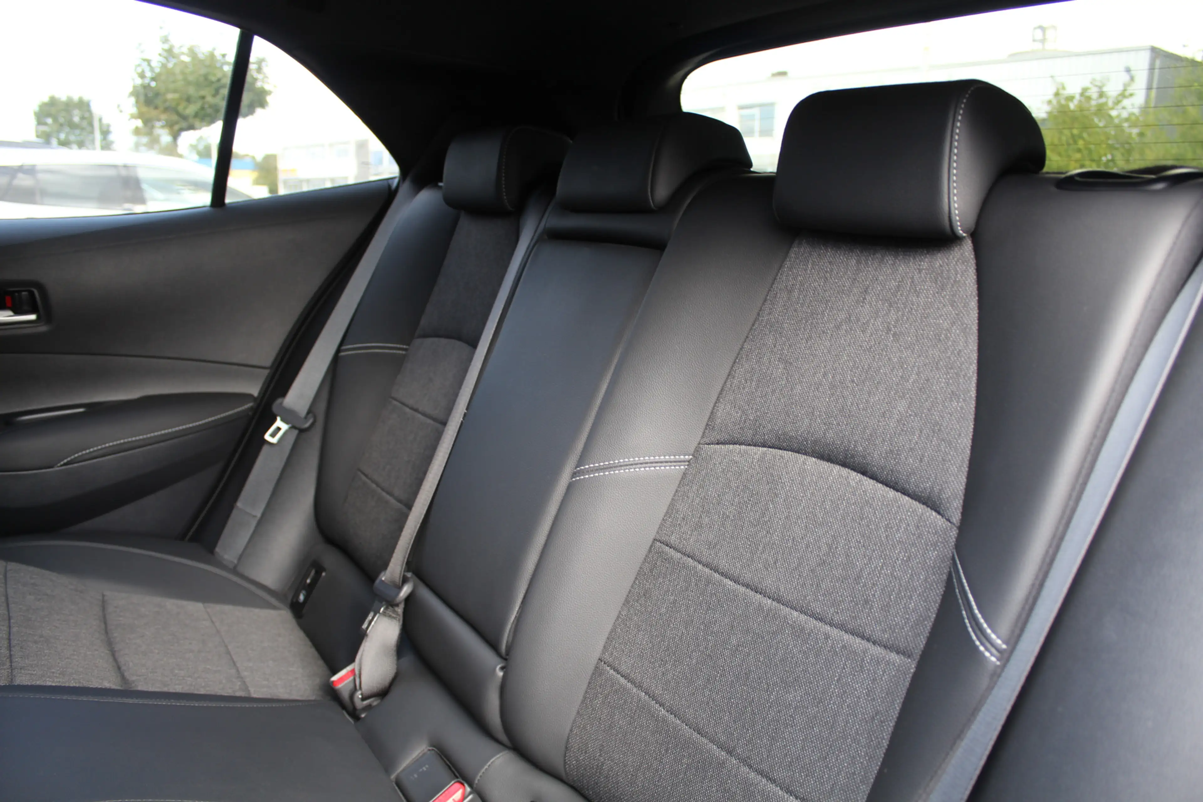 Toyota Corolla 2.0 High Power Hybrid First Edition | Rijklaar | C — photo 16