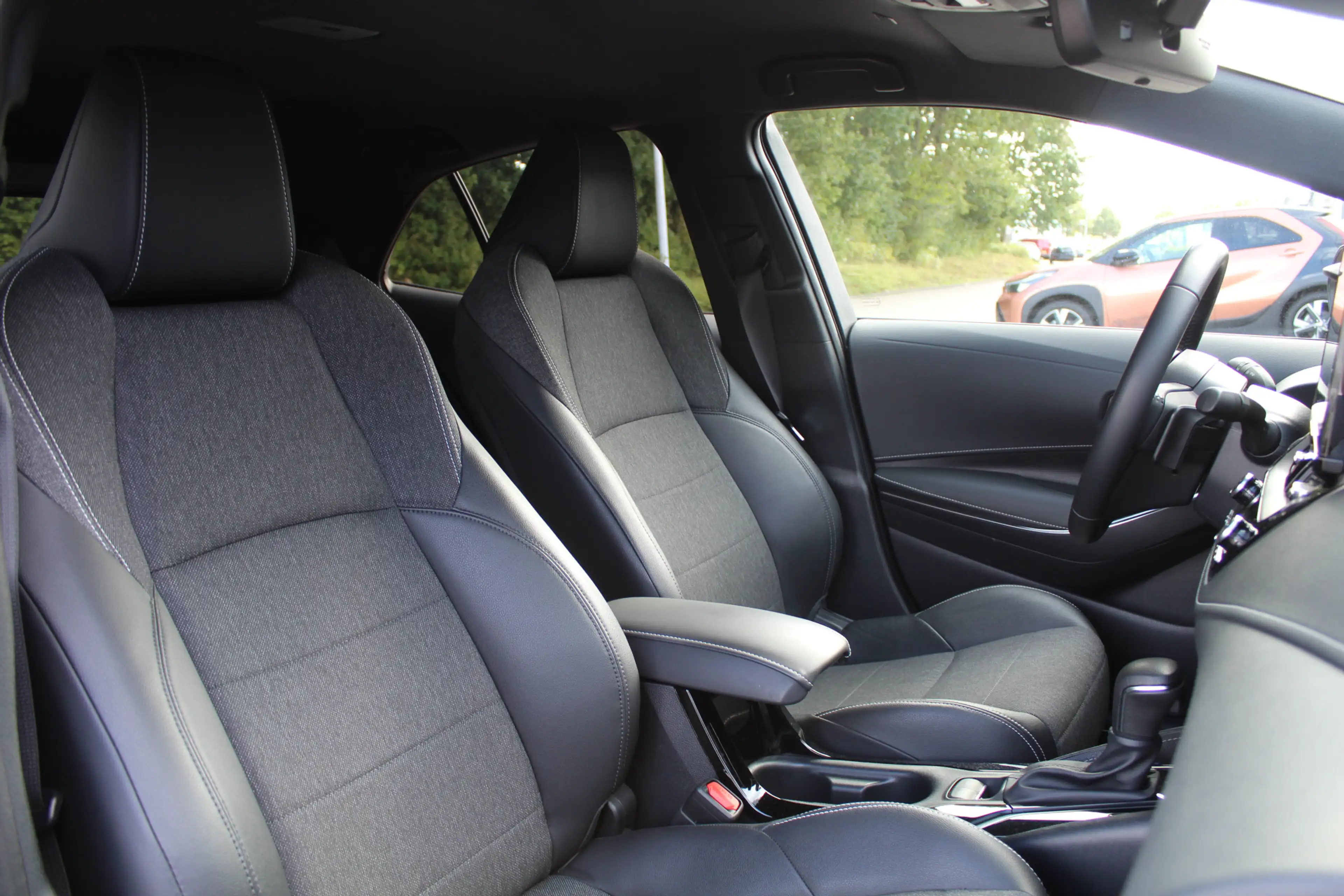 Toyota Corolla 2.0 High Power Hybrid First Edition | Rijklaar | C — photo 12