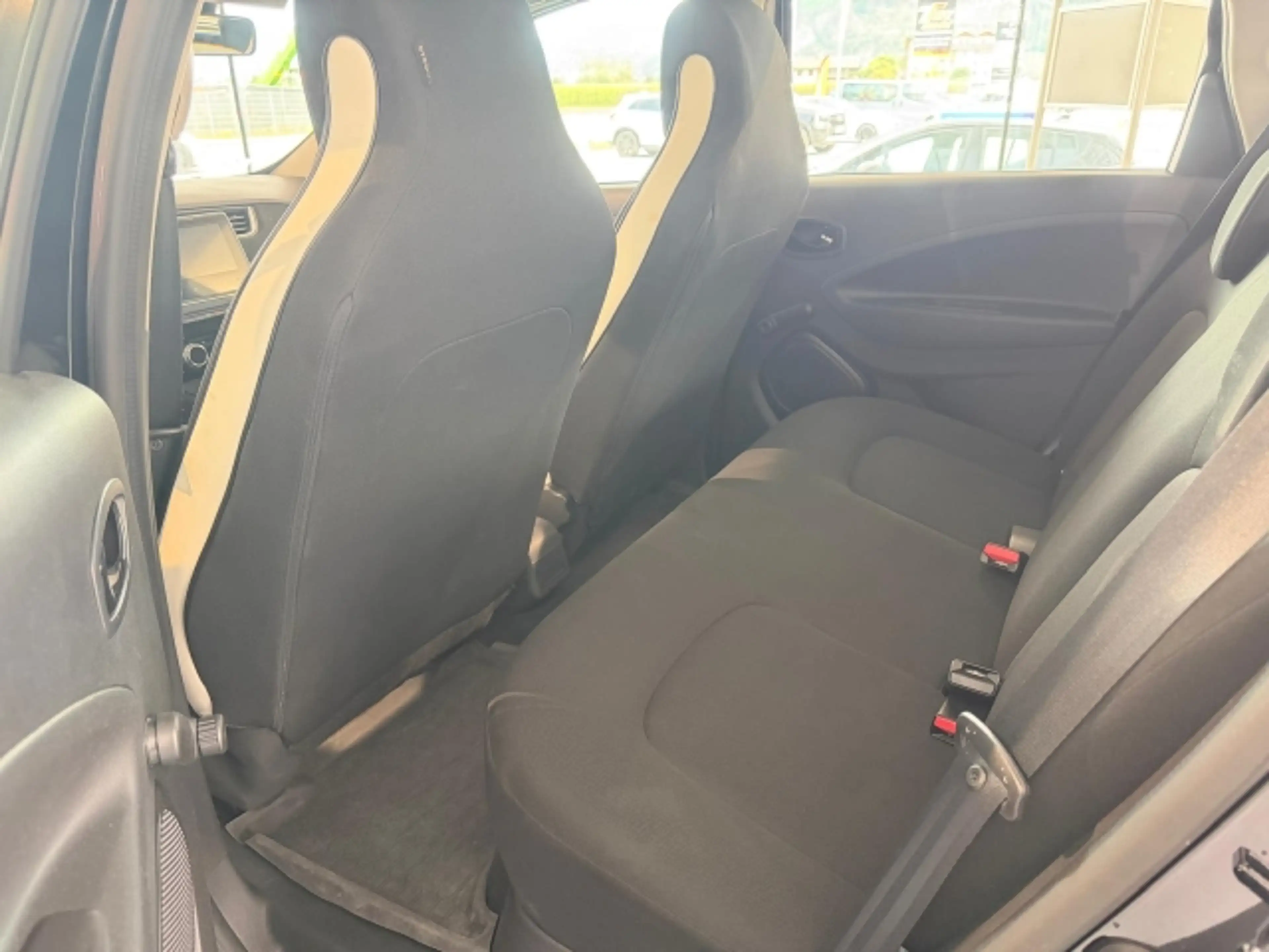 Renault ZOE ZOE Z.E. Life R110 — photo 10