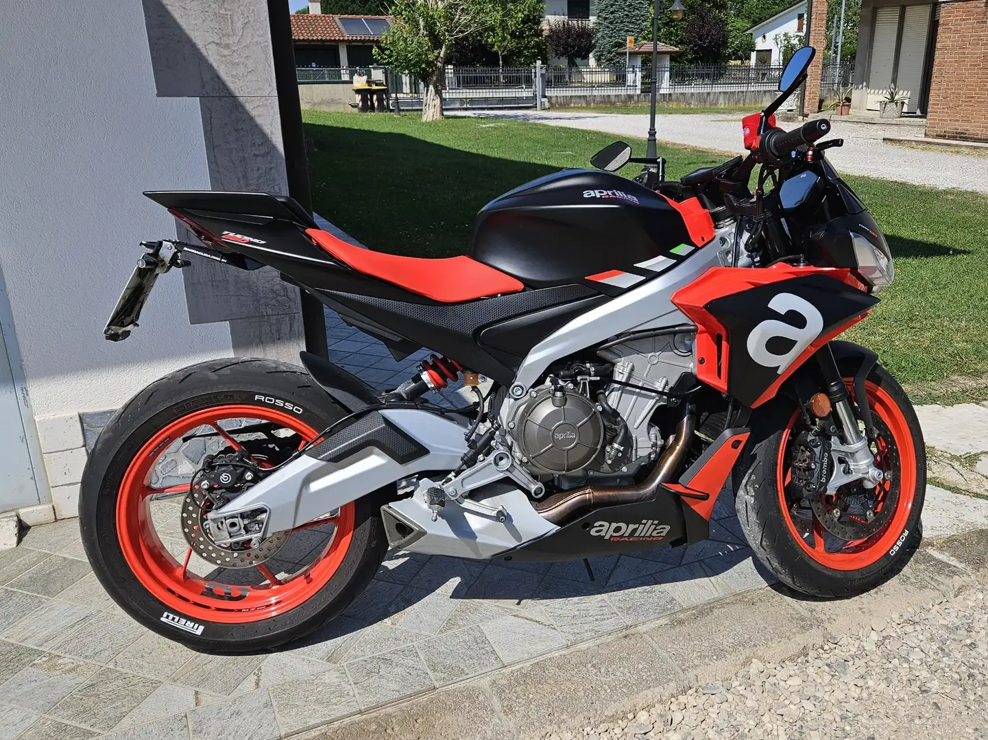 Aprilia Tuono Nero - 1
