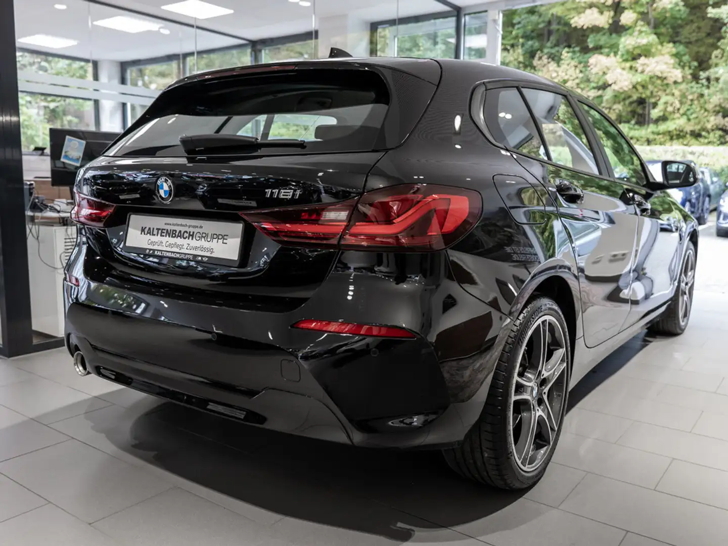 BMW 118 i Advantage LED W-LAN NAVI SITZHEIZUNG PDC Schwarz - 2