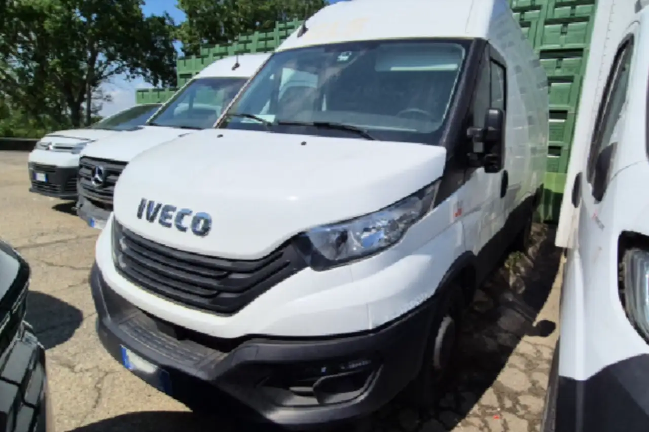 Iveco Daily 2023 — фото 9