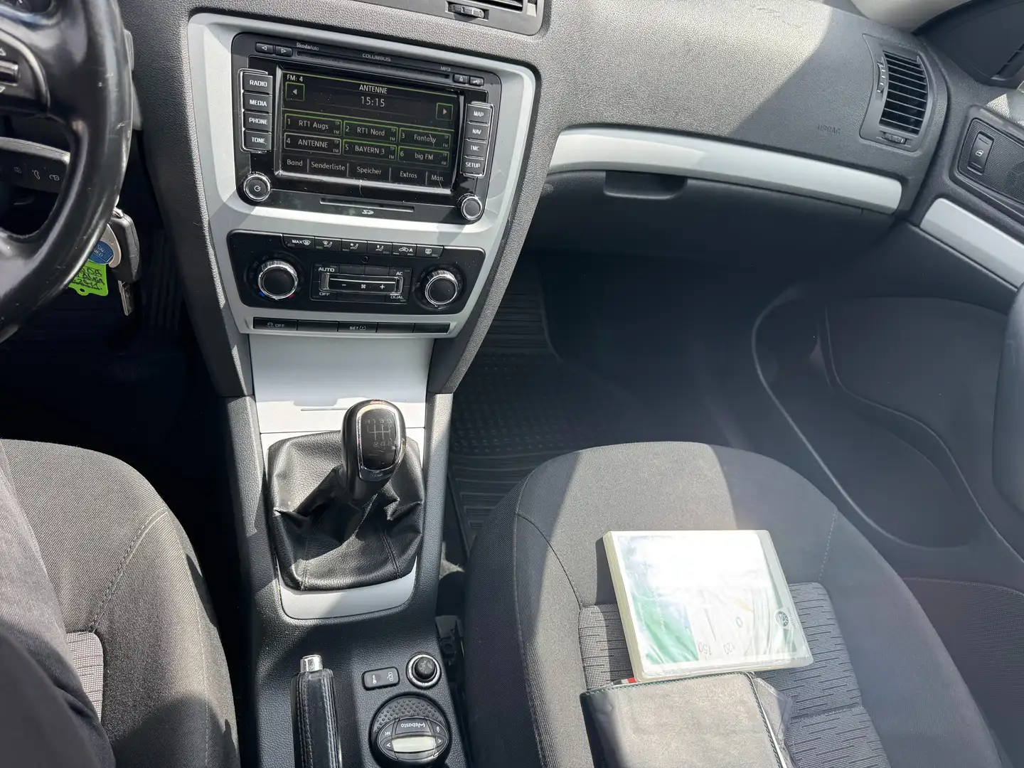 Skoda Octavia Ambiente KLIMAAUTOMATIK!!STANDHEIZUNG!!PDC!!NAVI!! Schwarz - 2