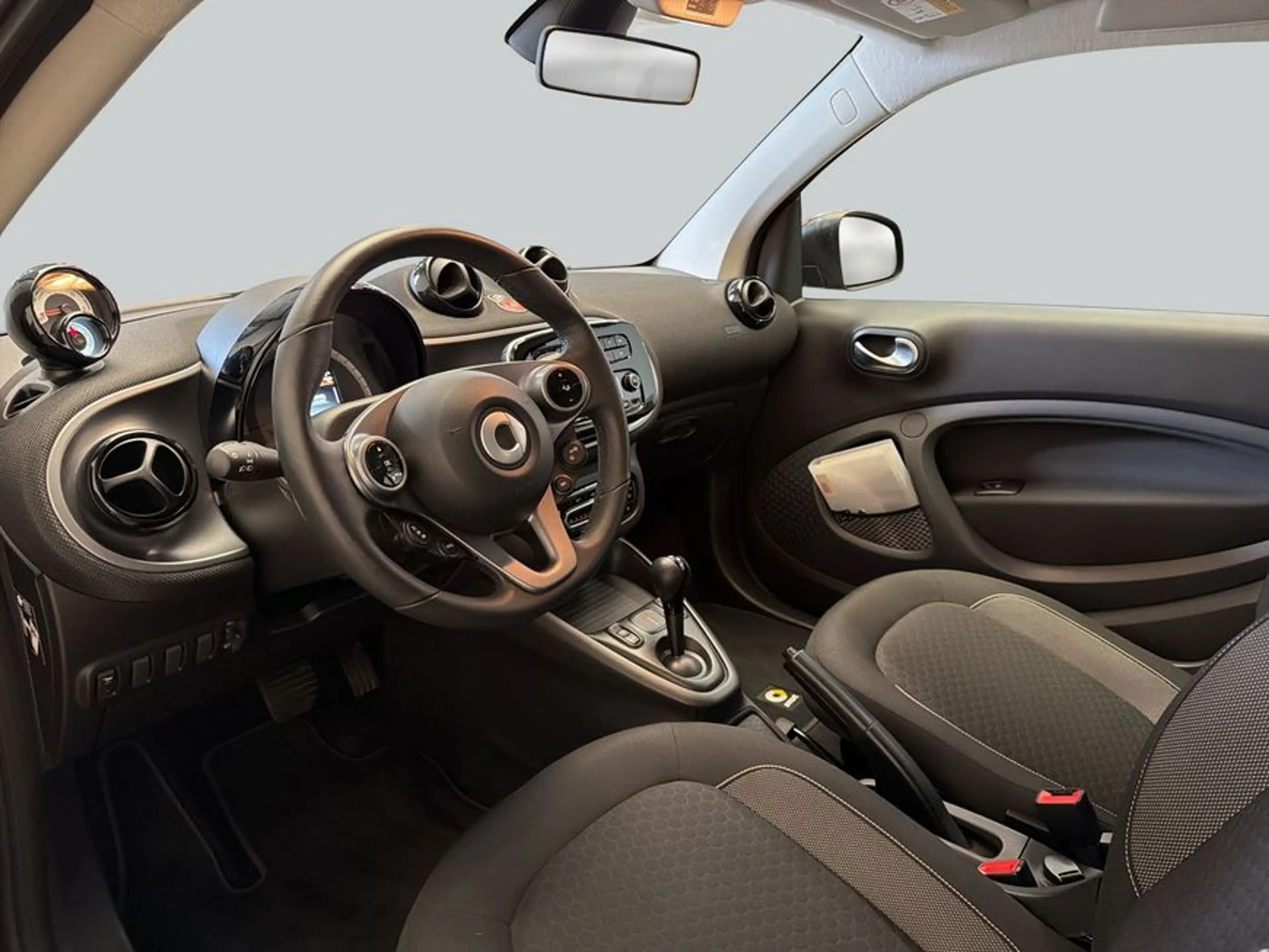 smart forTwo fortwo coupe EQ passion MATTlack|22kW|WinterPaket — photo 10