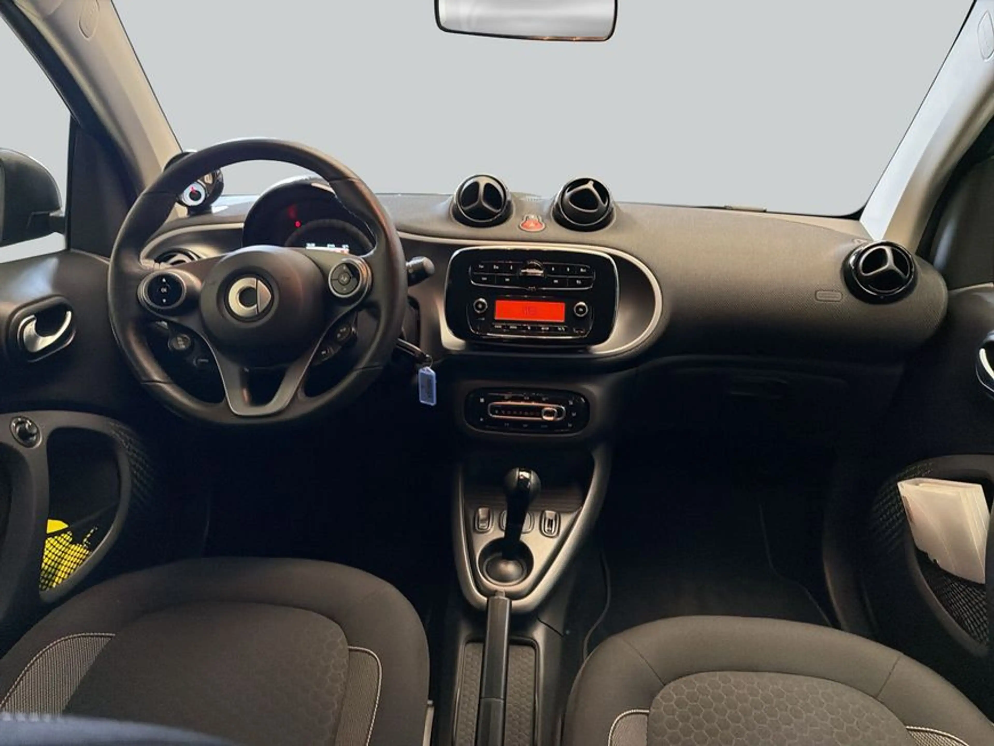 smart forTwo fortwo coupe EQ passion MATTlack|22kW|WinterPaket — photo 14