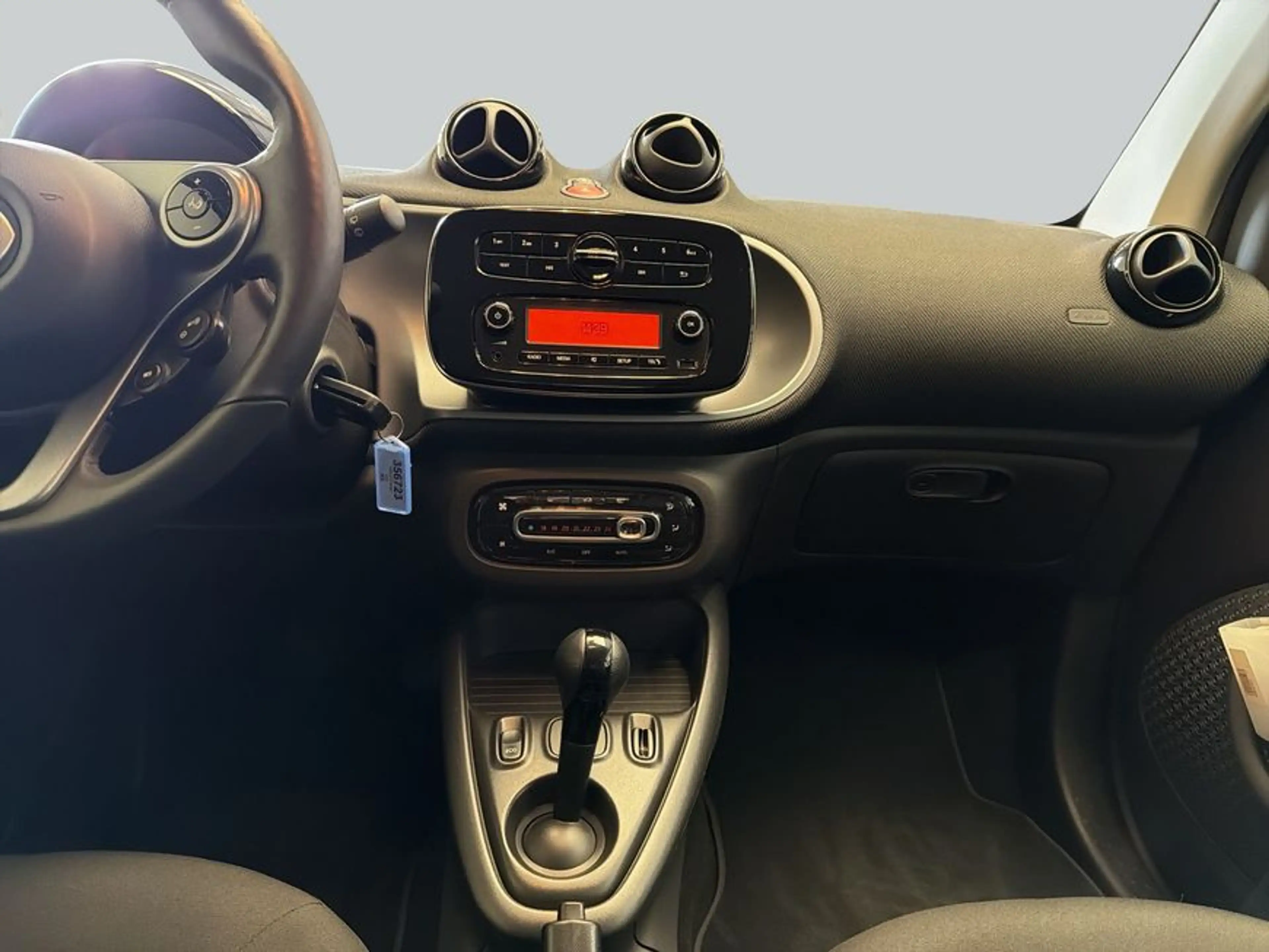 smart forTwo fortwo coupe EQ passion MATTlack|22kW|WinterPaket — photo 15