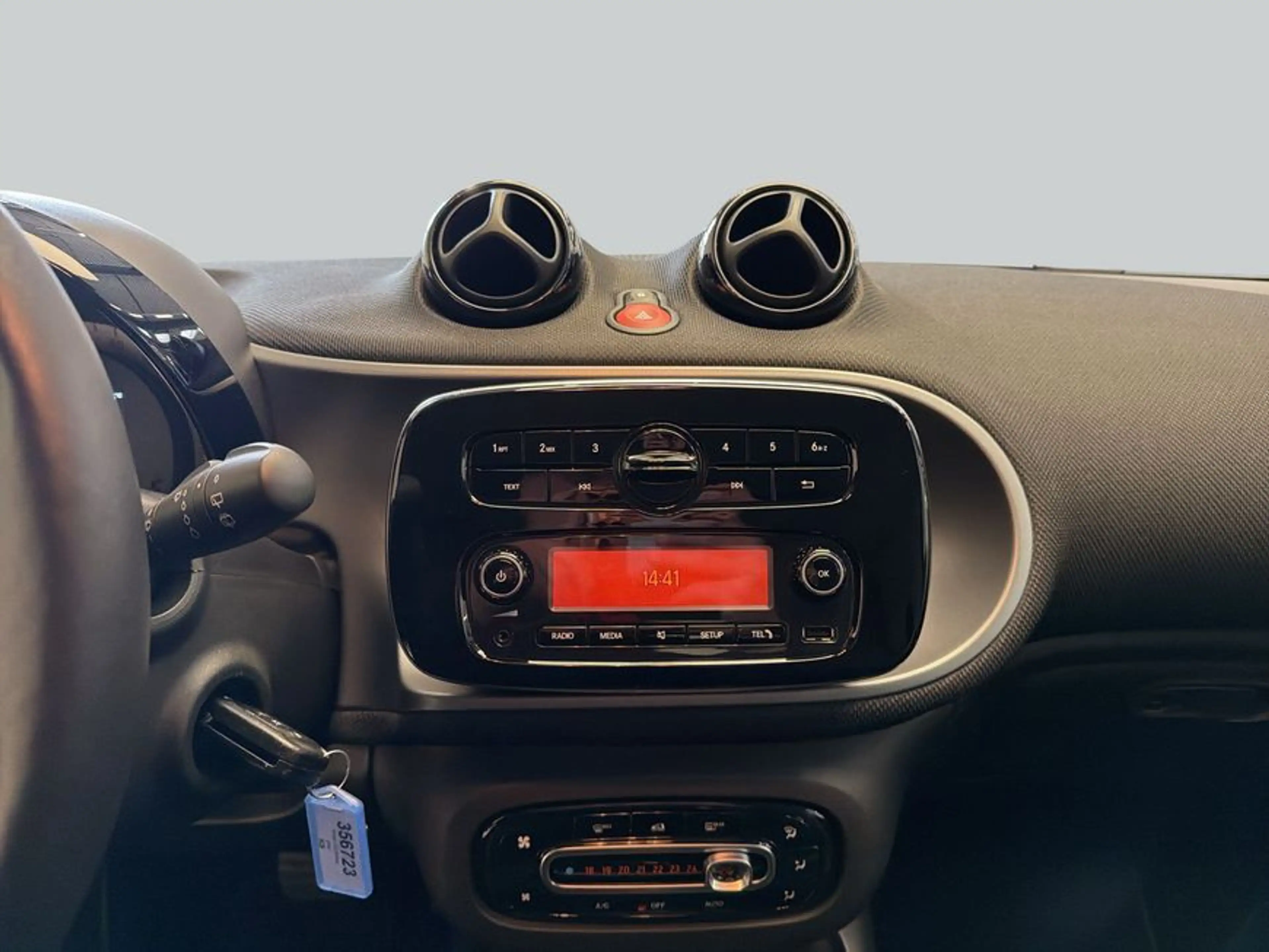 smart forTwo fortwo coupe EQ passion MATTlack|22kW|WinterPaket — photo 19