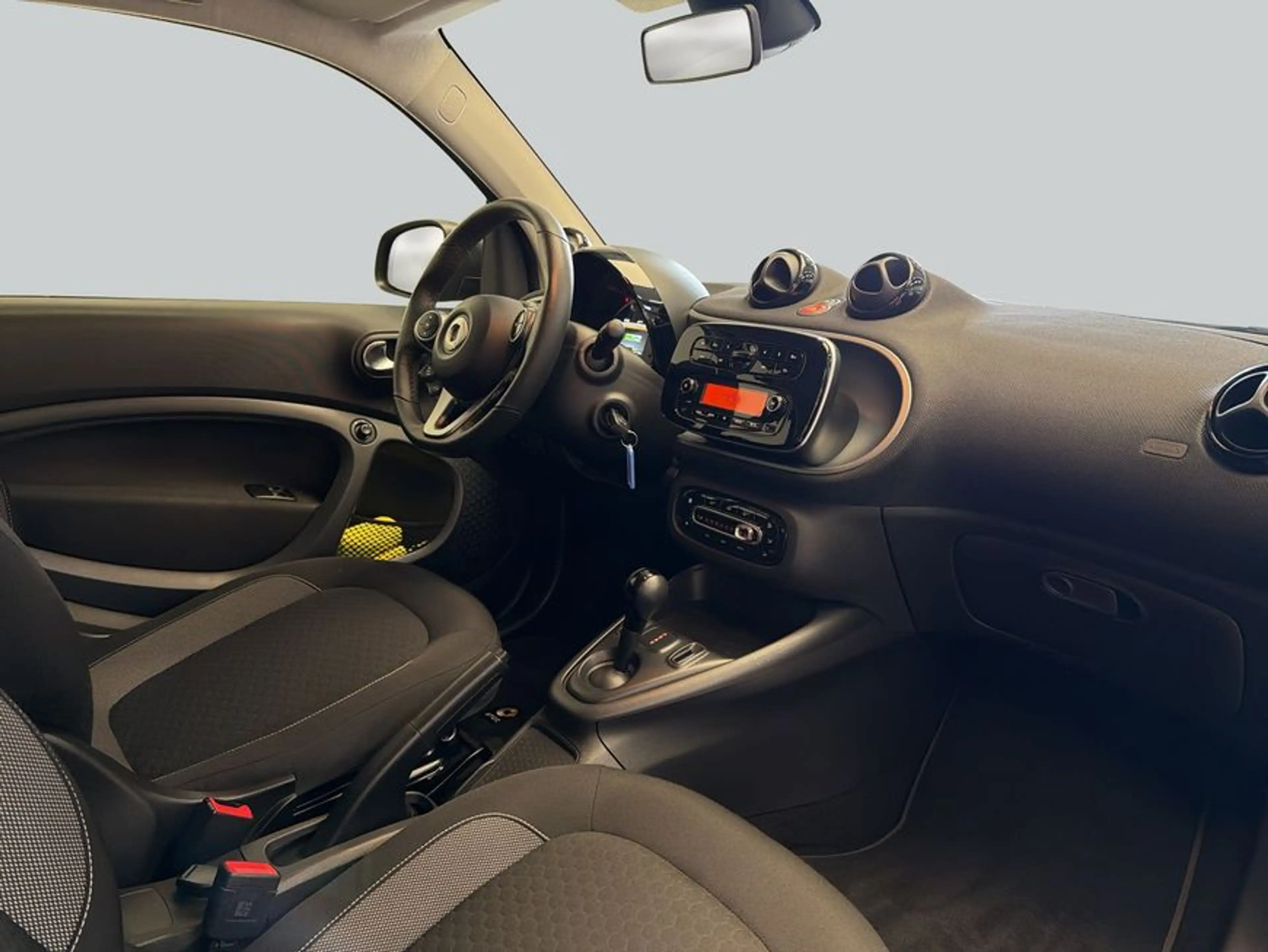 smart forTwo fortwo coupe EQ passion MATTlack|22kW|WinterPaket — photo 16