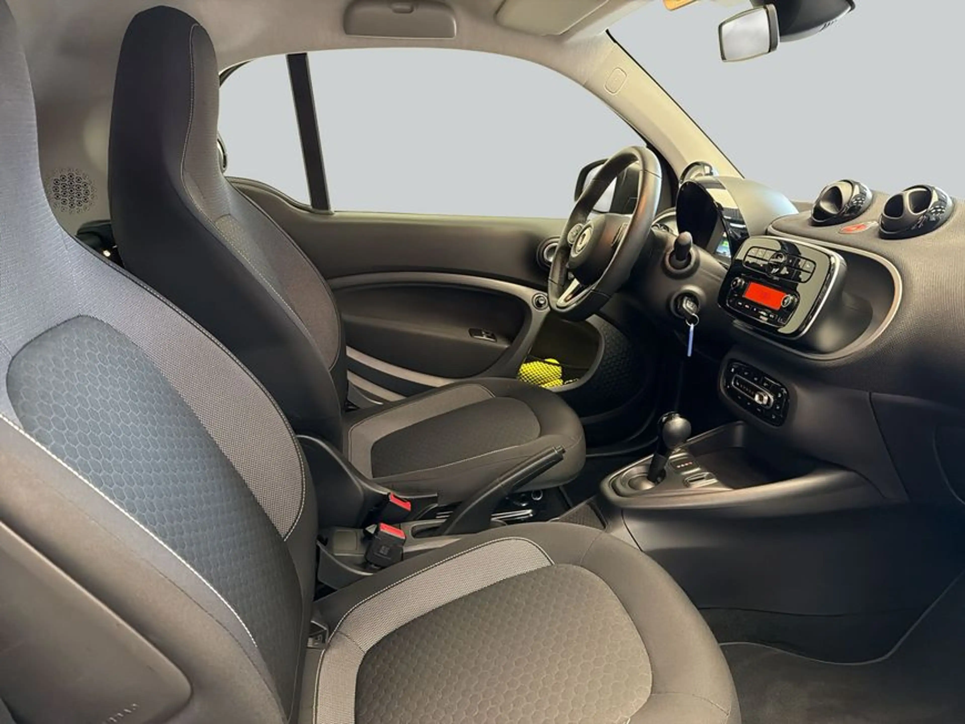 smart forTwo fortwo coupe EQ passion MATTlack|22kW|WinterPaket — photo 13