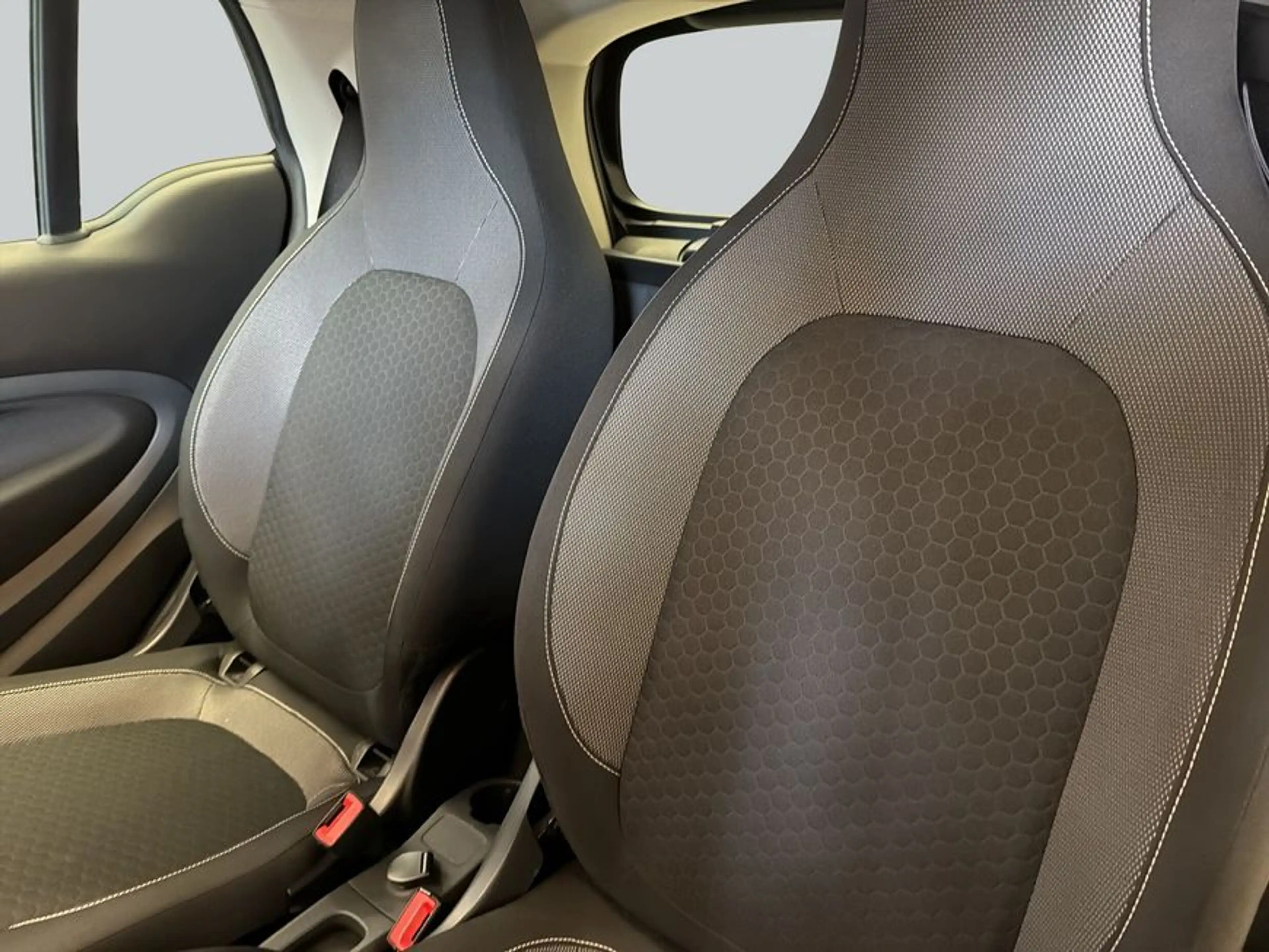 smart forTwo fortwo coupe EQ passion MATTlack|22kW|WinterPaket — photo 11