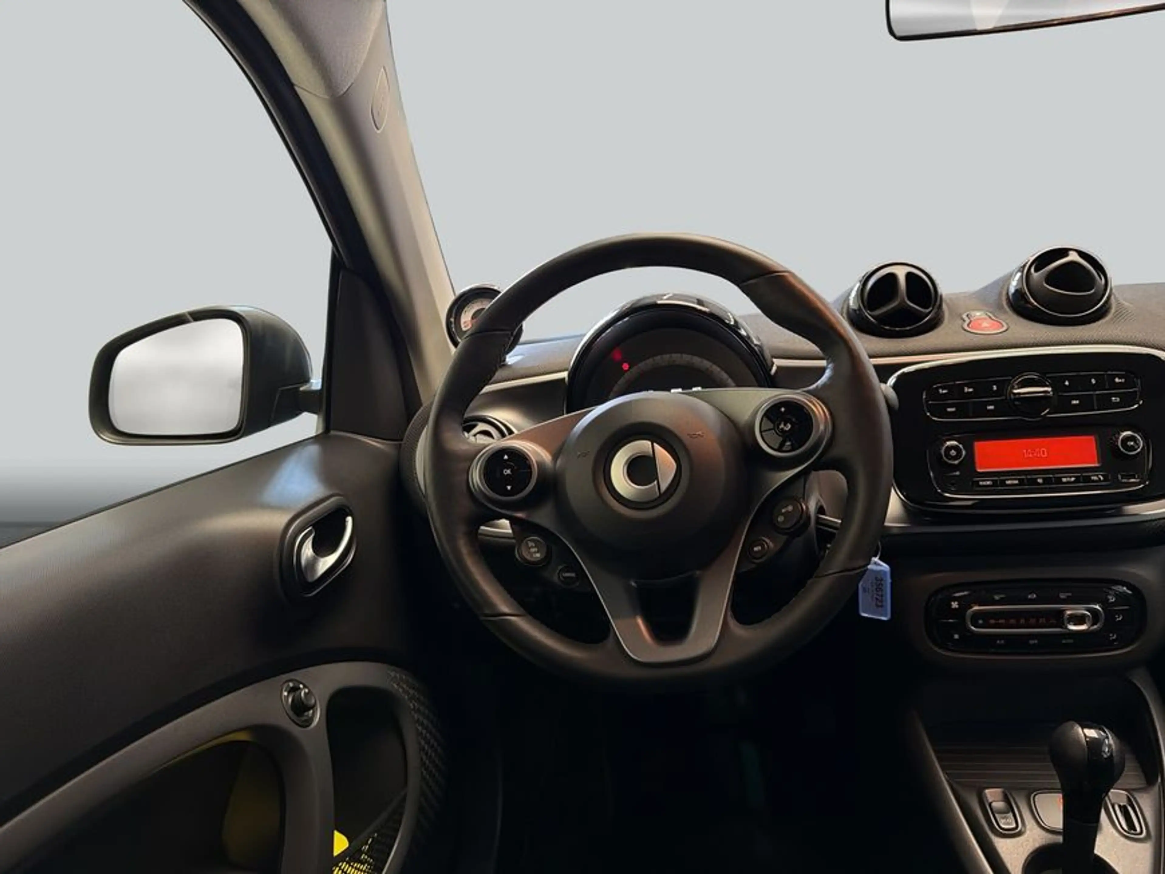 smart forTwo fortwo coupe EQ passion MATTlack|22kW|WinterPaket — photo 17
