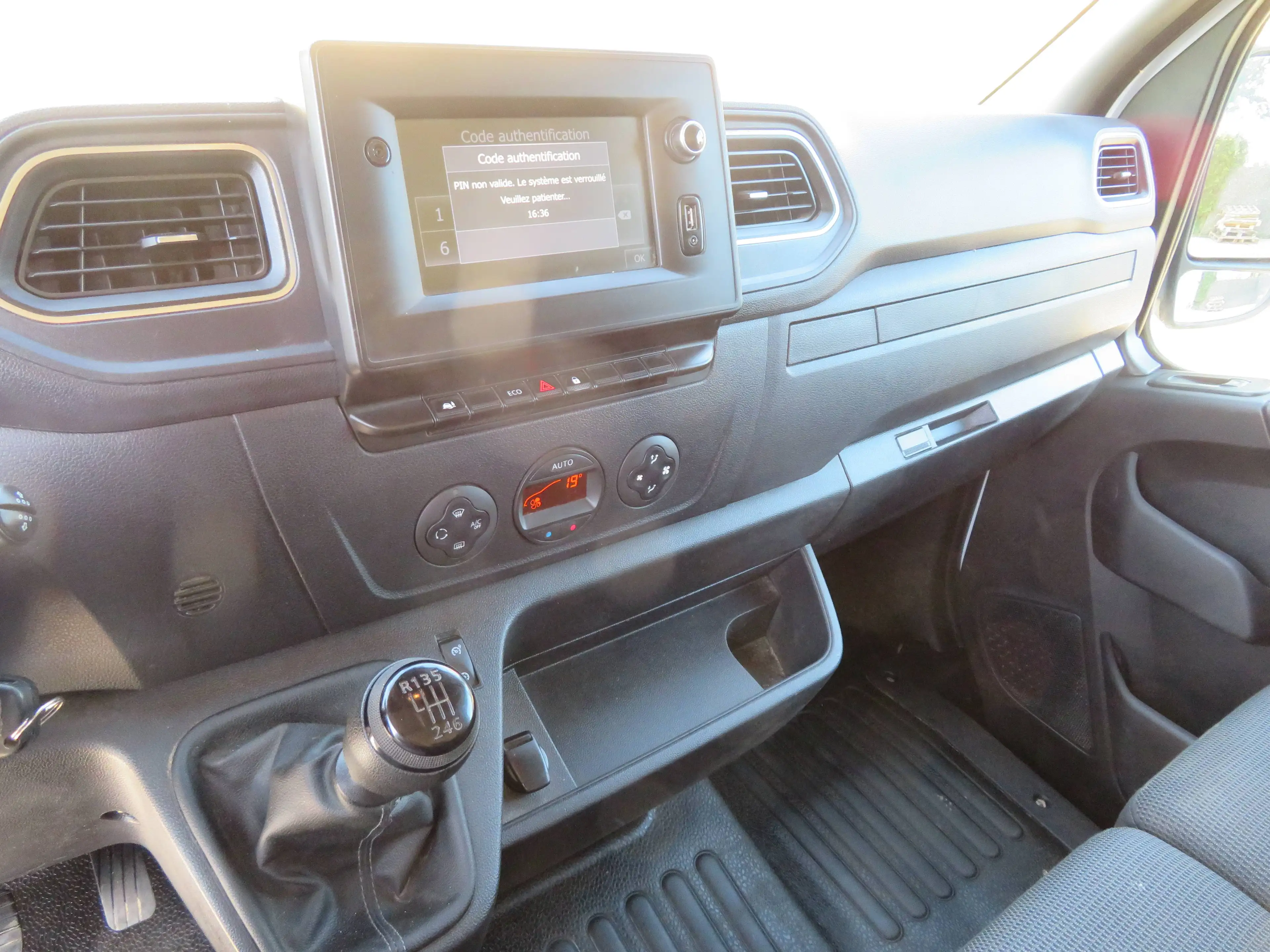 Renault Master 2.3dCi - L2H2 — photo 12