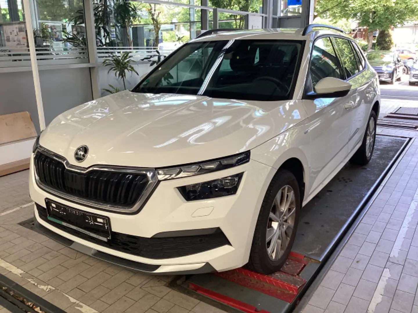 Skoda Kamiq Tour 1.0 TSI DSG Sitzheizung CarPlay PDC Weiß - 2