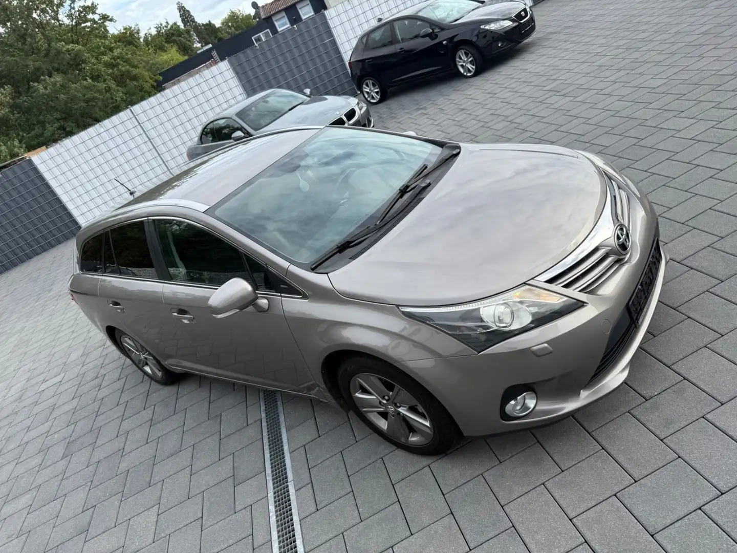 Toyota Avensis Kombi Executive - 2