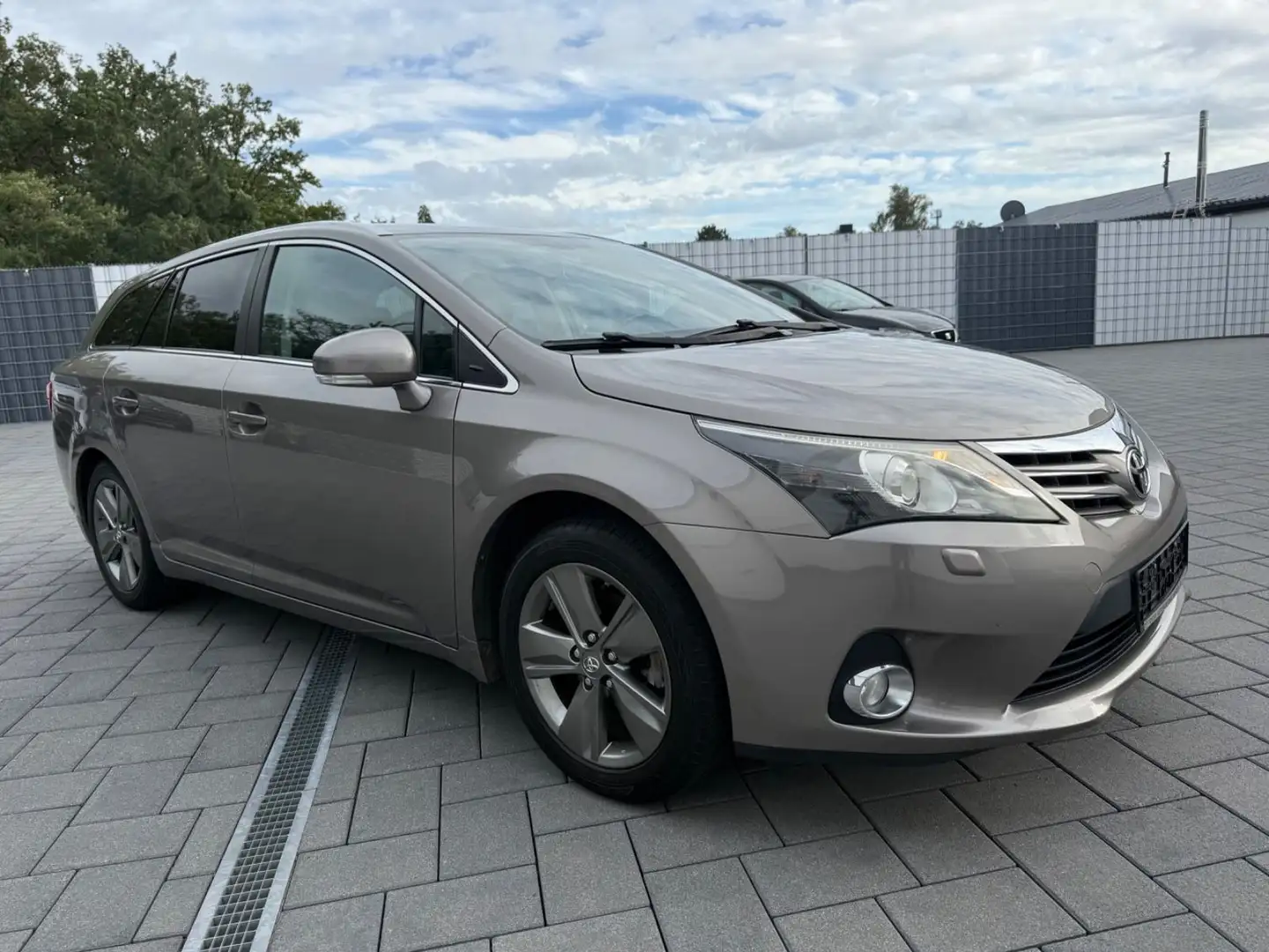 Toyota Avensis Kombi Executive - 1