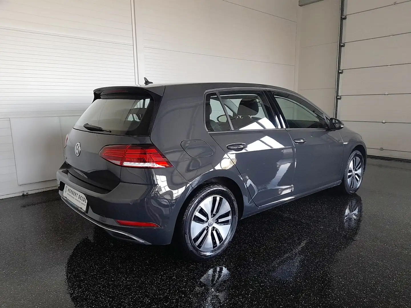 Volkswagen e-Golf E-GOLF 35,8kWh *CCS-LADEDOSE / LED / NAVI / PDC... Серый - 2