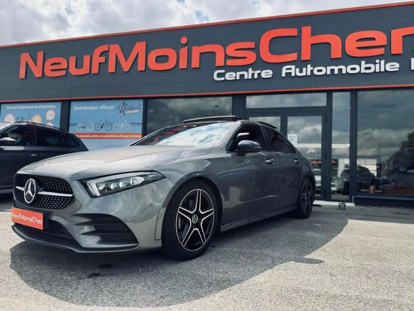 Mercedes-Benz Berline AMG Line 200d 8G-DCT + Toit pano + LED Multibeam + Pack Sport Black + Carplay + Sieges AV Elec Grau - 1
