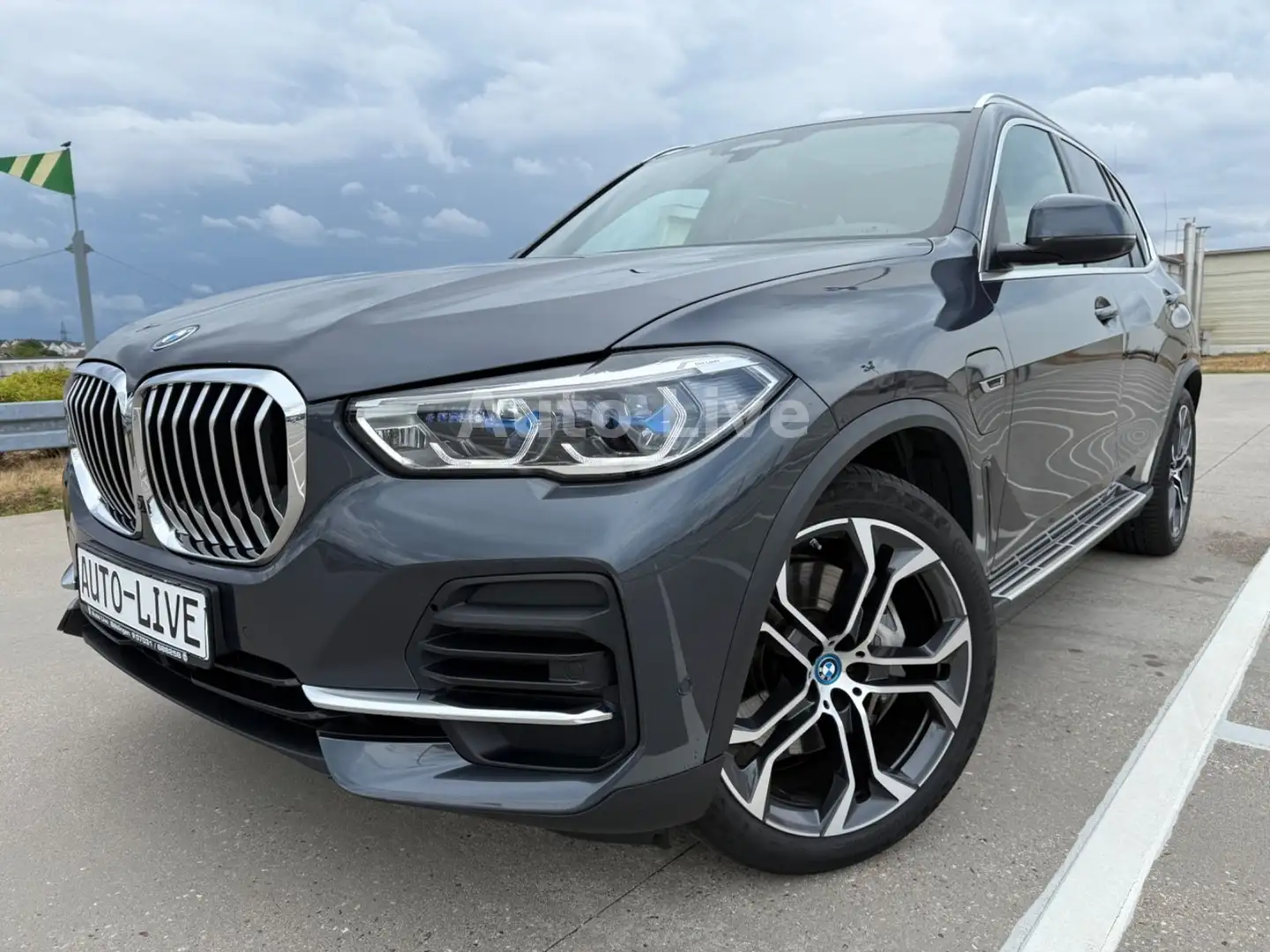 BMW X5 xDrive 45e SPORT*PANO*NAV*LASER*360*AHK*VOL!! Grau - 1