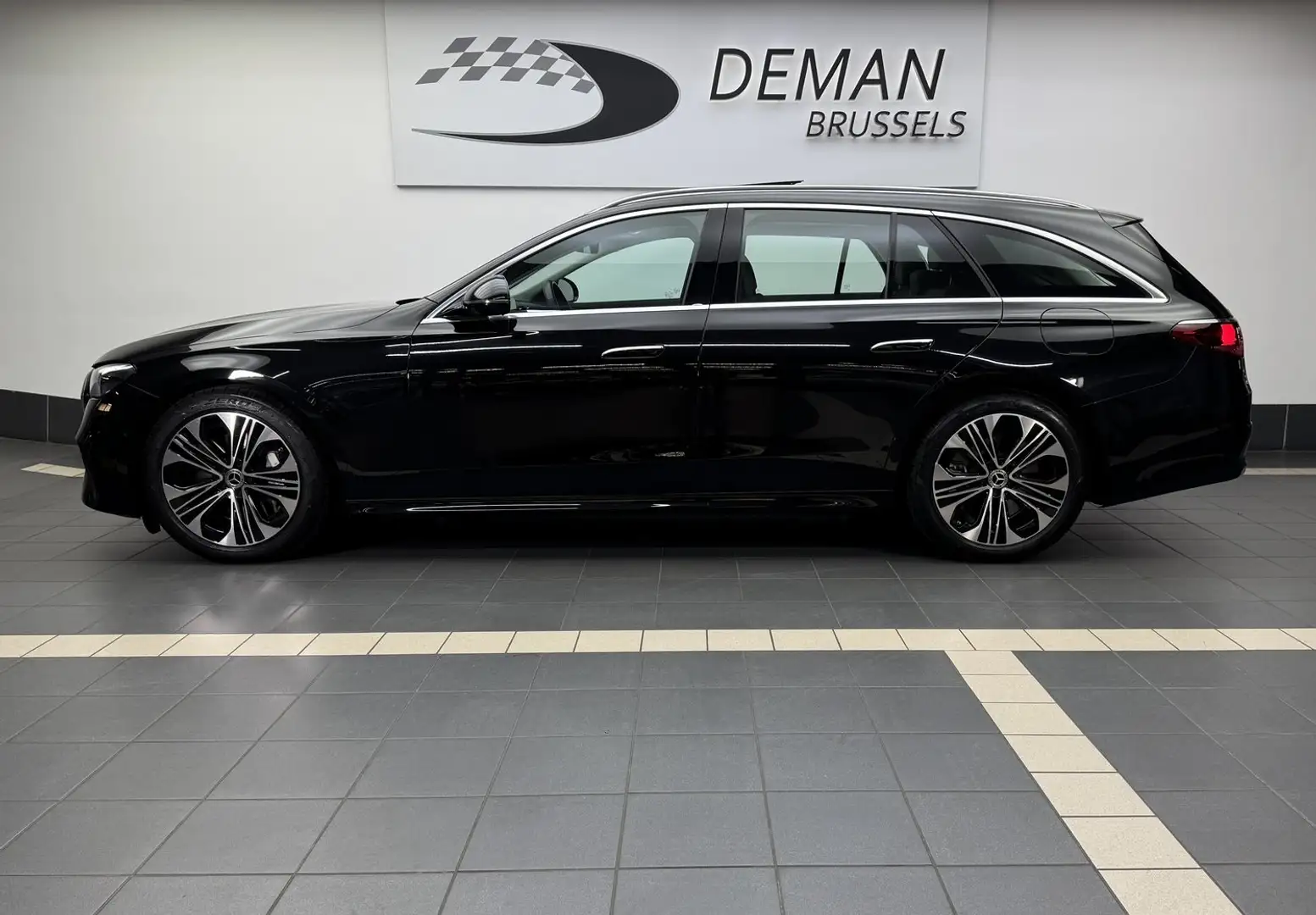 Mercedes-Benz E 300 E 300de break * 4Matic * Hybrid * Toit Pano * ACT Zwart - 2