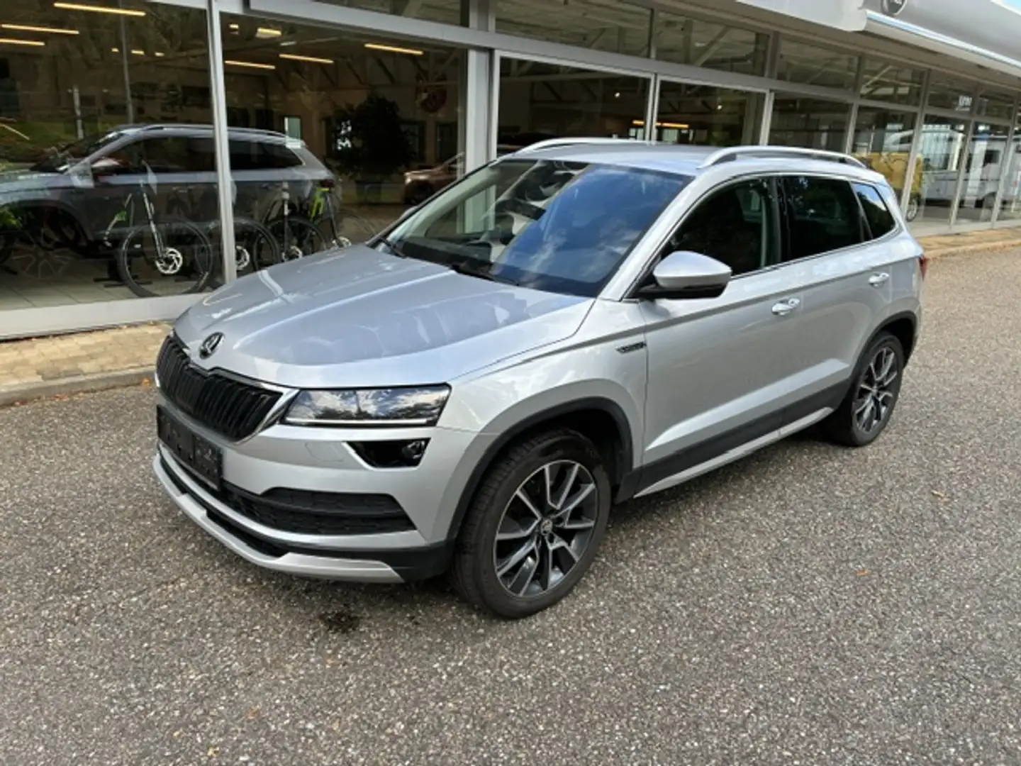 Skoda Karoq Scout 2,0 TDI SCR 4x4 DSG *RFK*AHV*NAVI* Grau - 2