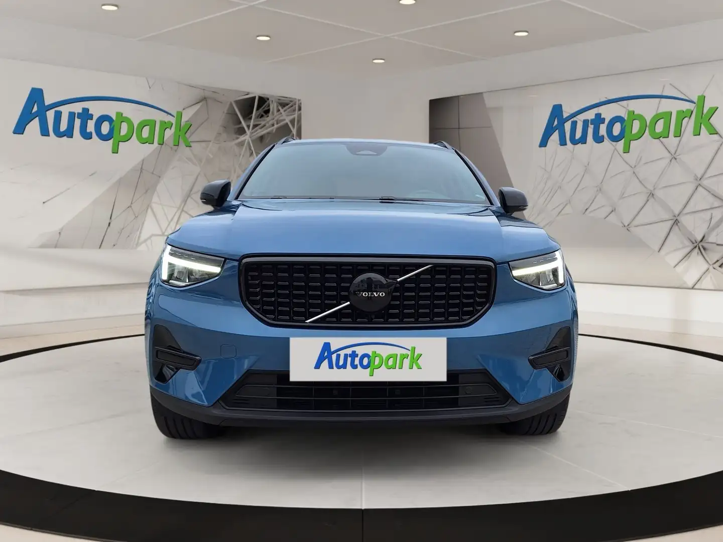 Volvo XC40 Mild Hybrid, Benzin, Dark Plus 2WD Blau - 2