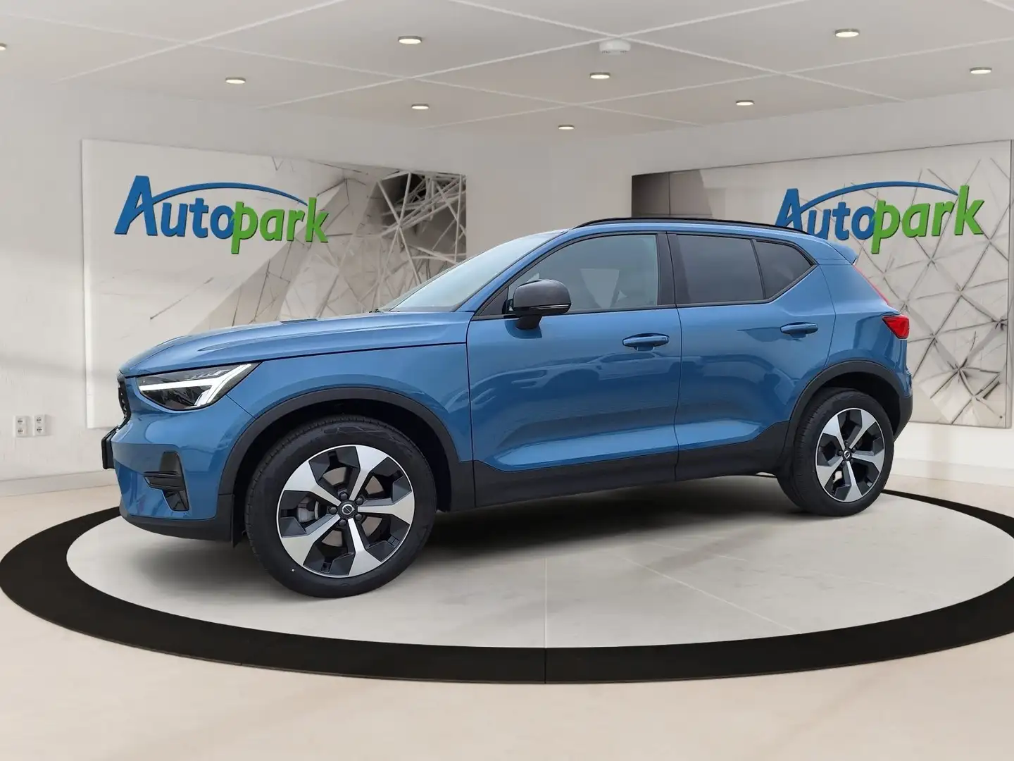 Volvo XC40 Mild Hybrid, Benzin, Dark Plus 2WD Blau - 1