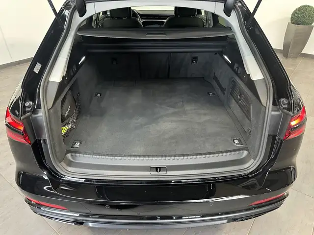 Audi A6 Avant view 6