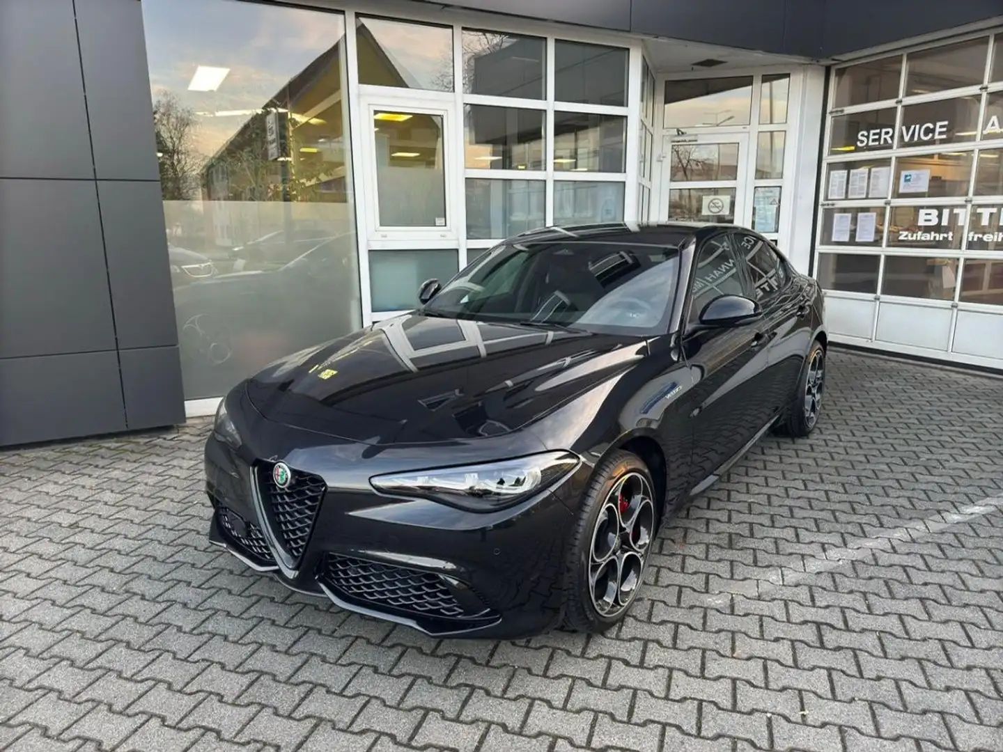 Alfa Romeo Giulia Veloce 2.0 Turbo Q4 AT in 2 Farben Verfügbar Abhol Schwarz - 2