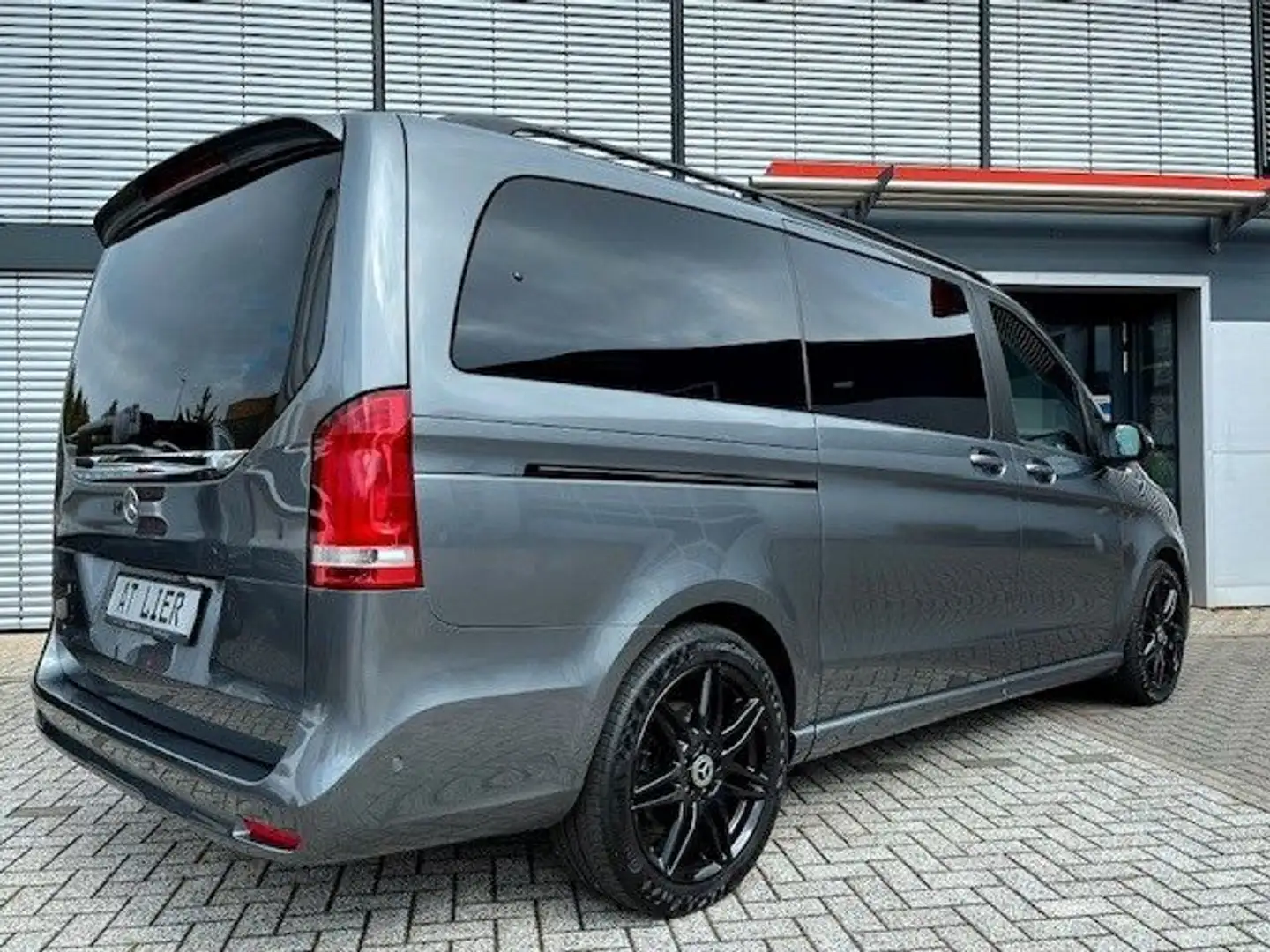 Mercedes-Benz V 300 d EDITION AMG lang MBUX NIGHT BURMESTER AHK Grau - 2