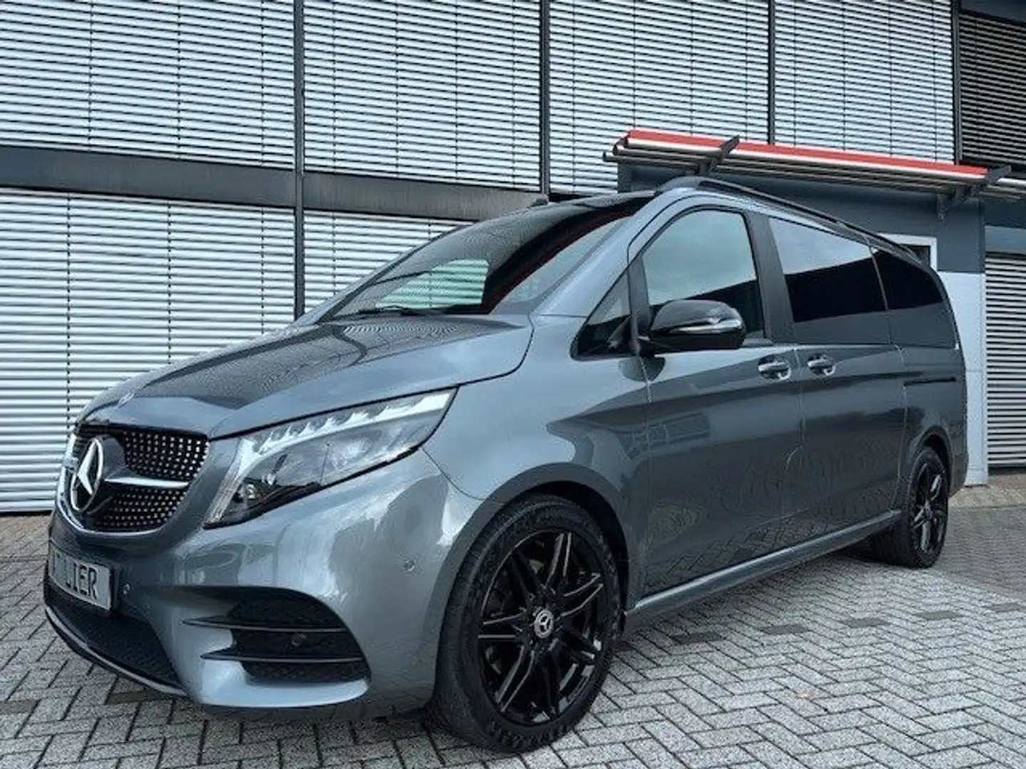 Mercedes-Benz V 300 d EDITION AMG lang MBUX NIGHT BURMESTER AHK Grau - 1