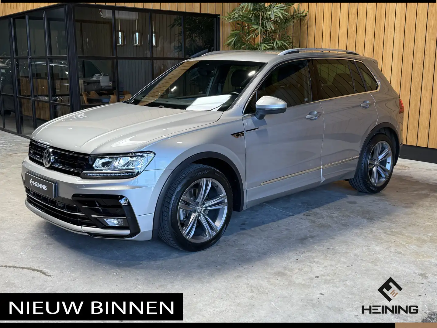 Volkswagen Tiguan 1.5 TSI ACT Comfortline Business R-Line. Navi. App Grijs - 1