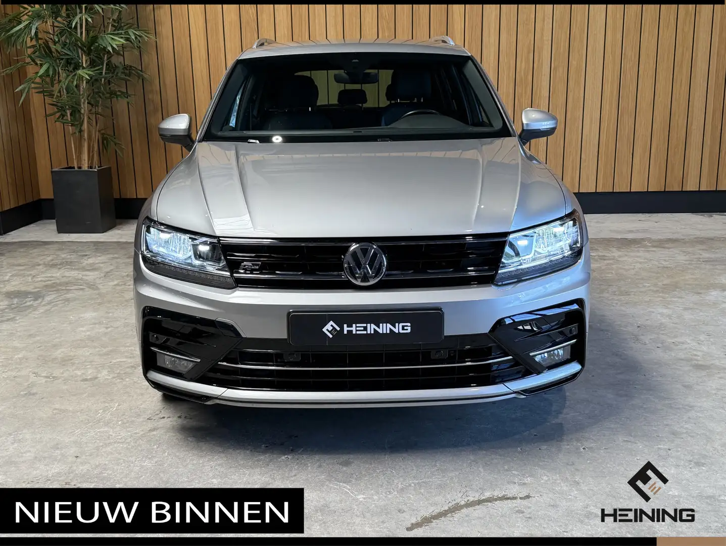 Volkswagen Tiguan 1.5 TSI ACT Comfortline Business R-Line. Navi. App Grijs - 2