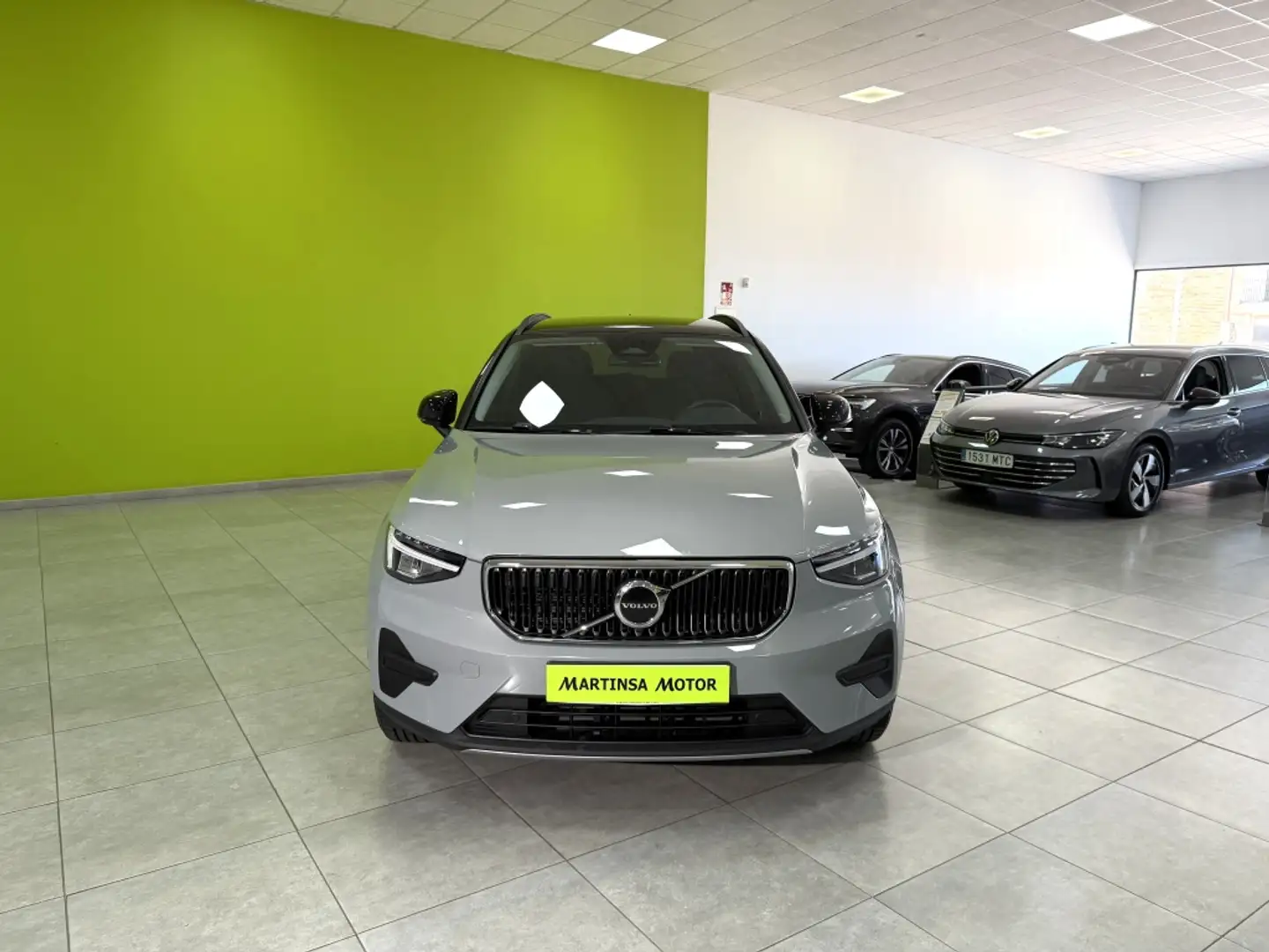 Volvo XC40 B3 Essential Aut. Gris - 2
