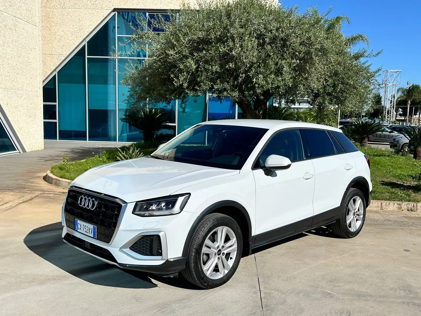 Audi Q2 35 1.5 tfsi Business s-tronic Weiß - 1