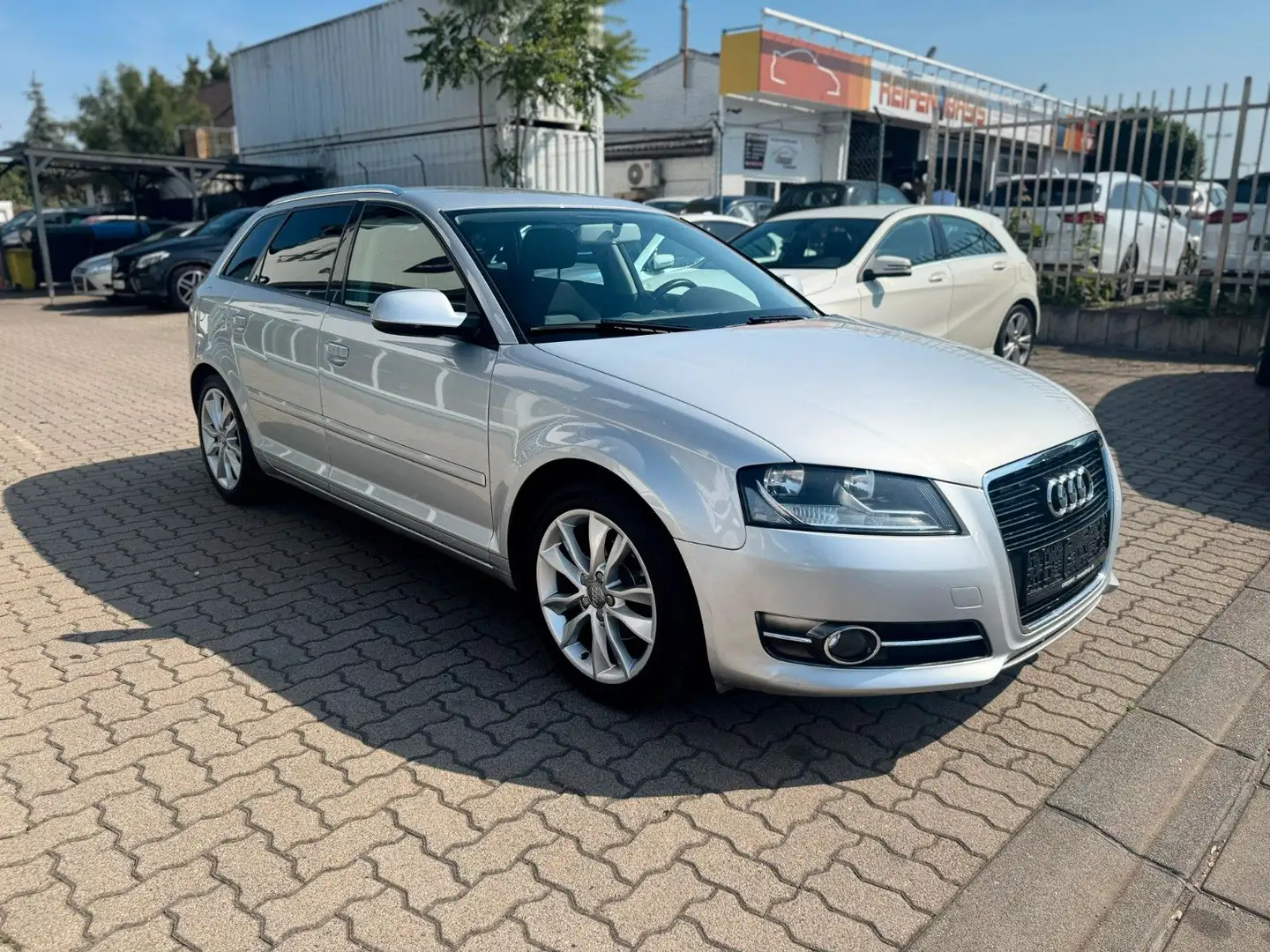 Audi A3 Sportback 1.6 TDI Ambition*TEMPOMAT*PDC*SHZG* Zilver - 1