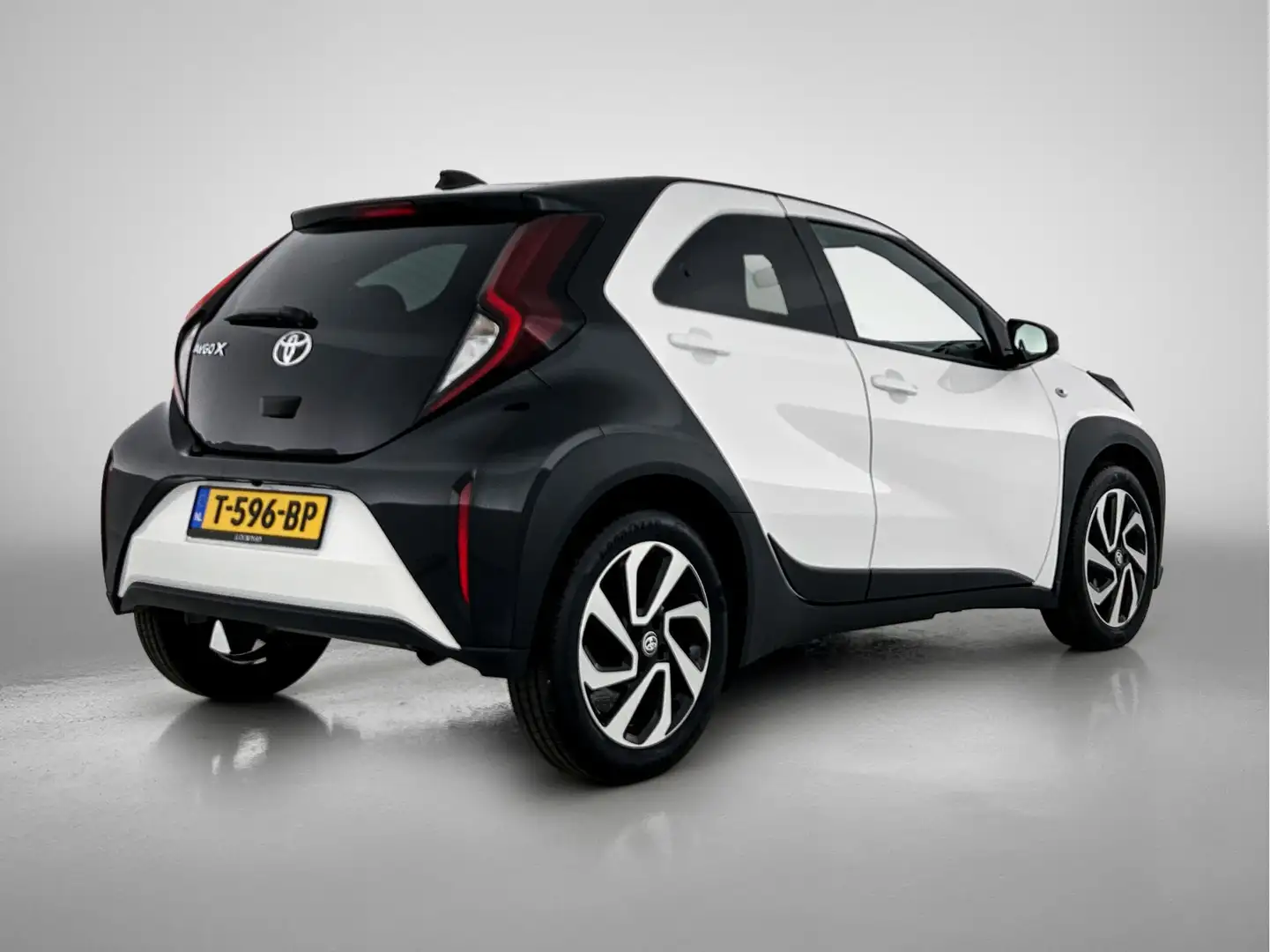 Toyota Aygo X 1.0 VVT-i S-CVT Pulse | 1e Eigenaar | Dealer onder Wit - 2