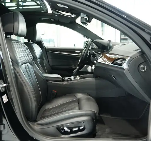 BMW 5 Series view 14