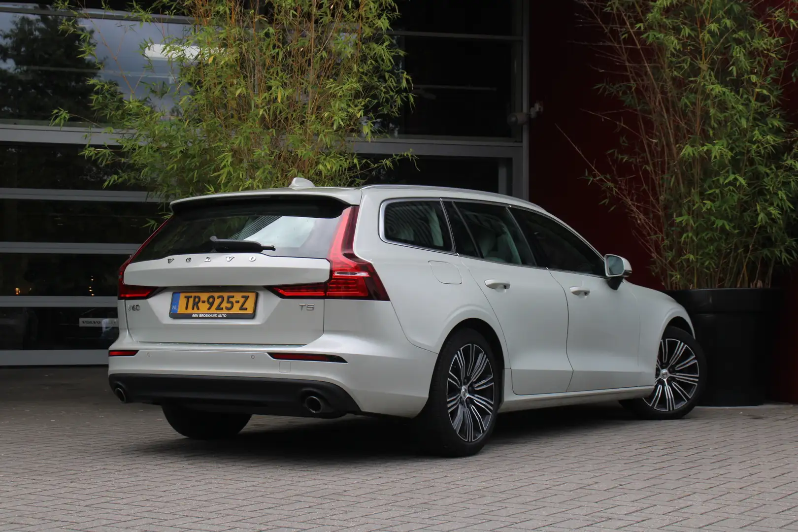 Volvo V60 2.0 T5 Momentum | 1e Eigenaar | Broekhuis Volvo on Grijs - 2