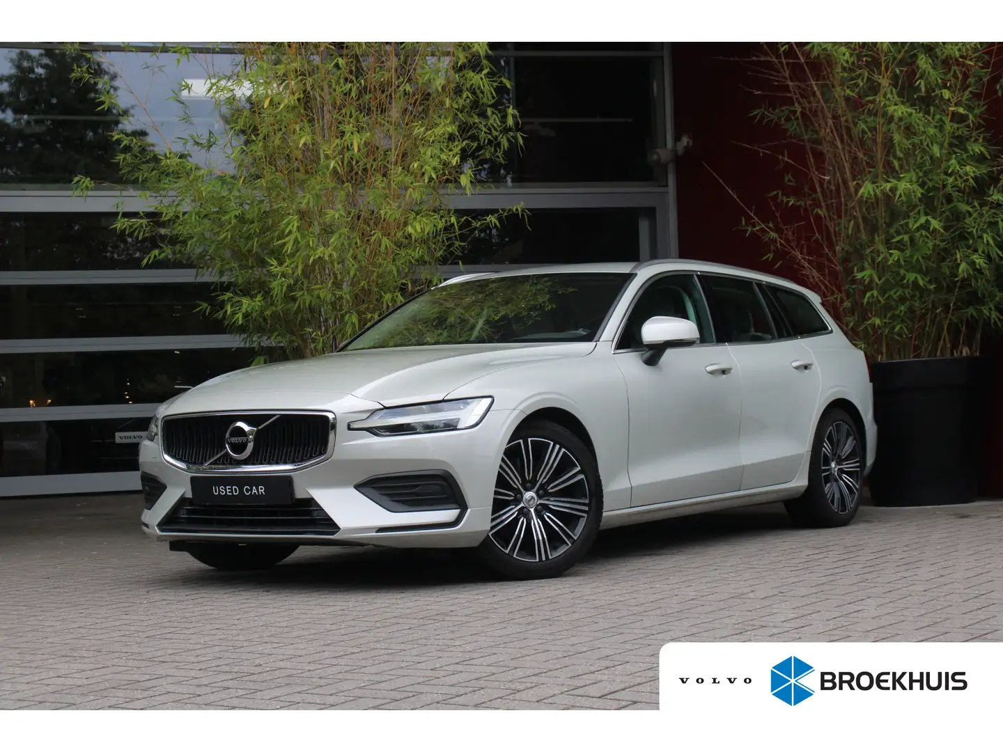 Volvo V60 2.0 T5 Momentum | 1e Eigenaar | Broekhuis Volvo on Grijs - 1
