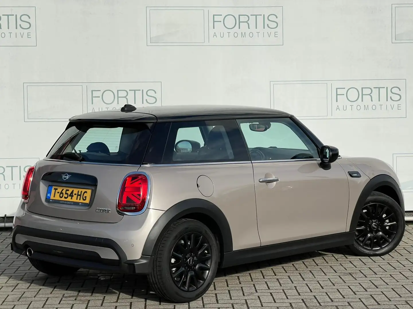 MINI Cooper Mini 1.5 Camden Edition NL AUTO | CARPLAY | DEALER Gris - 2