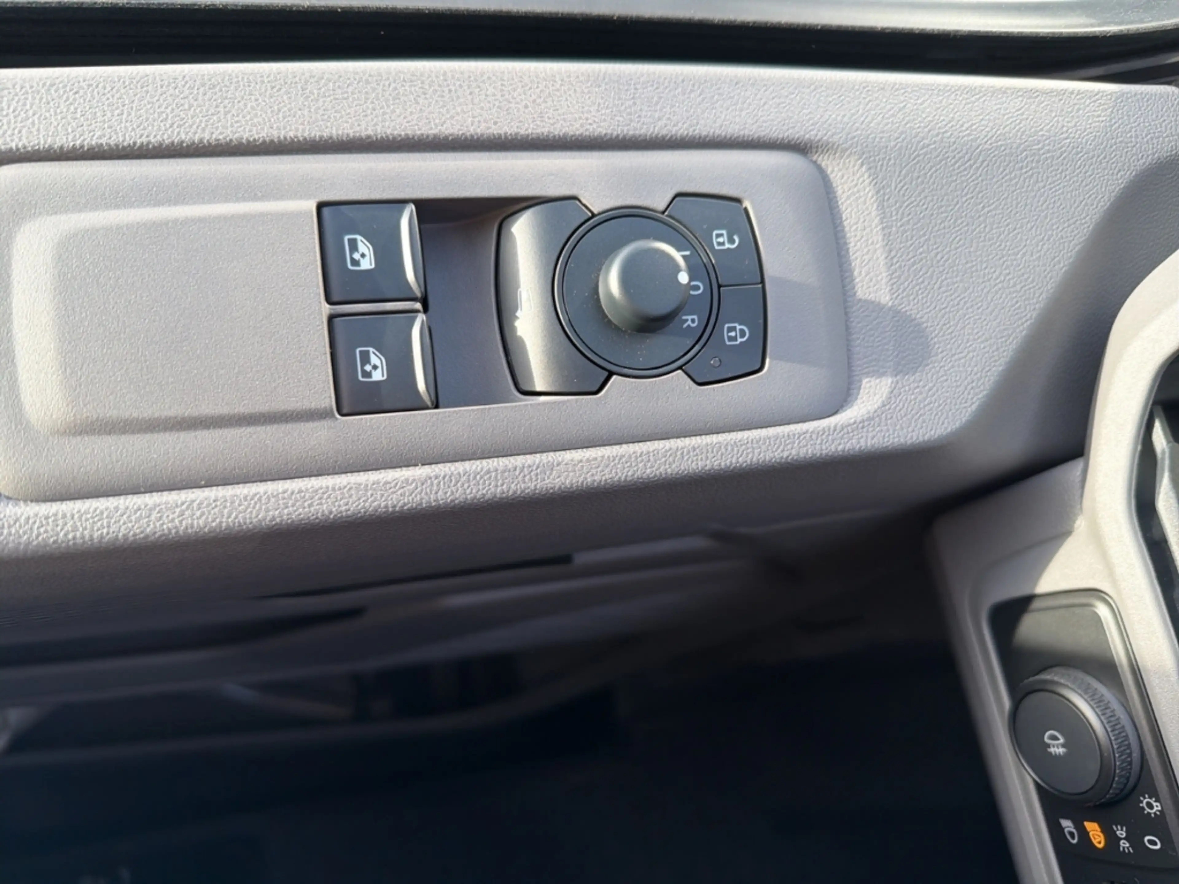 Volkswagen T7 Kombi 2.0 TDI+Anhängerkupplung+Sitzhzg+Rückfahrkamera — photo 14