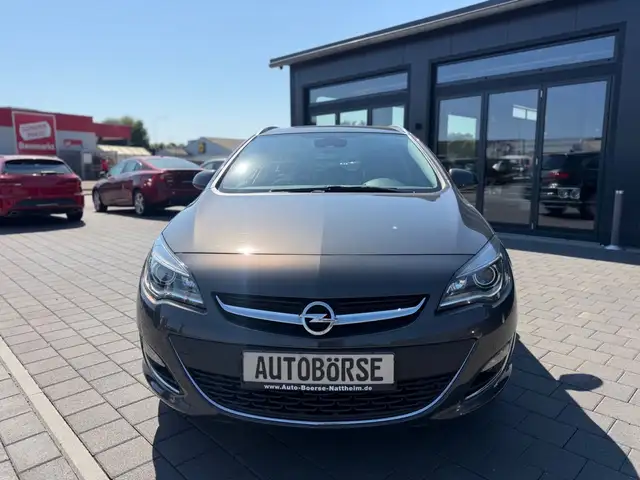 Opel Astra view 2